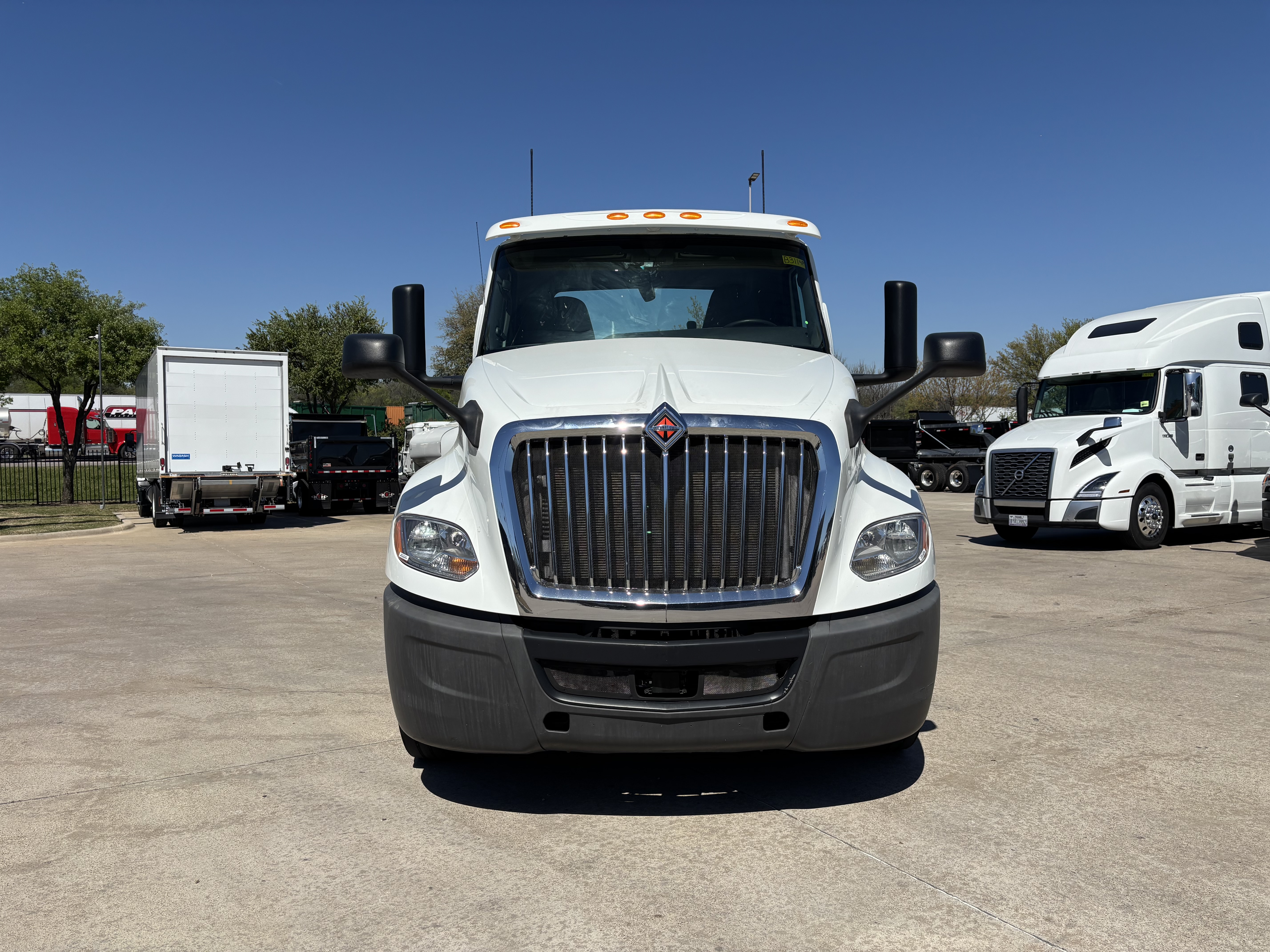 2019 International LT - image 2