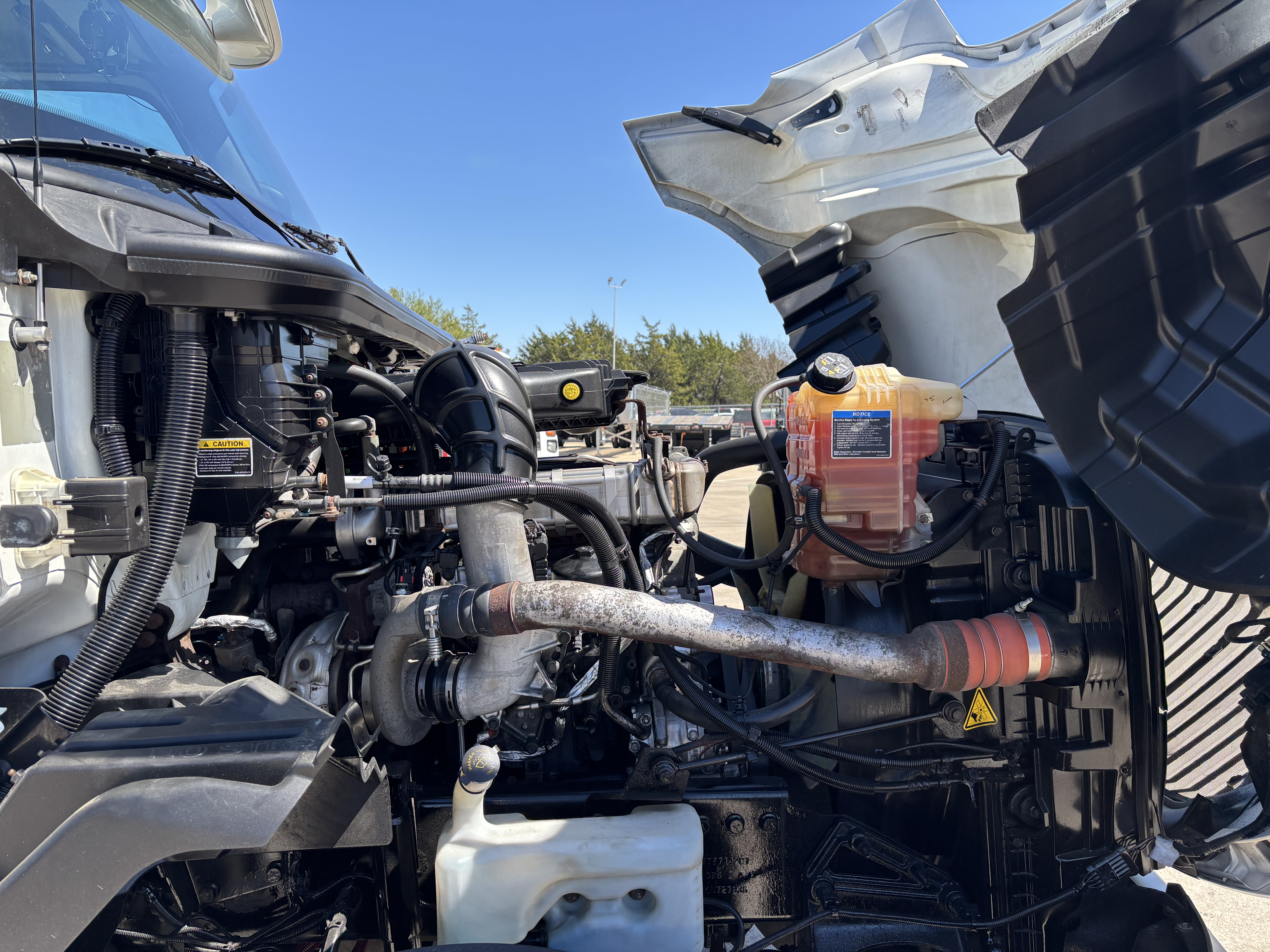 2019 International LT - image 10