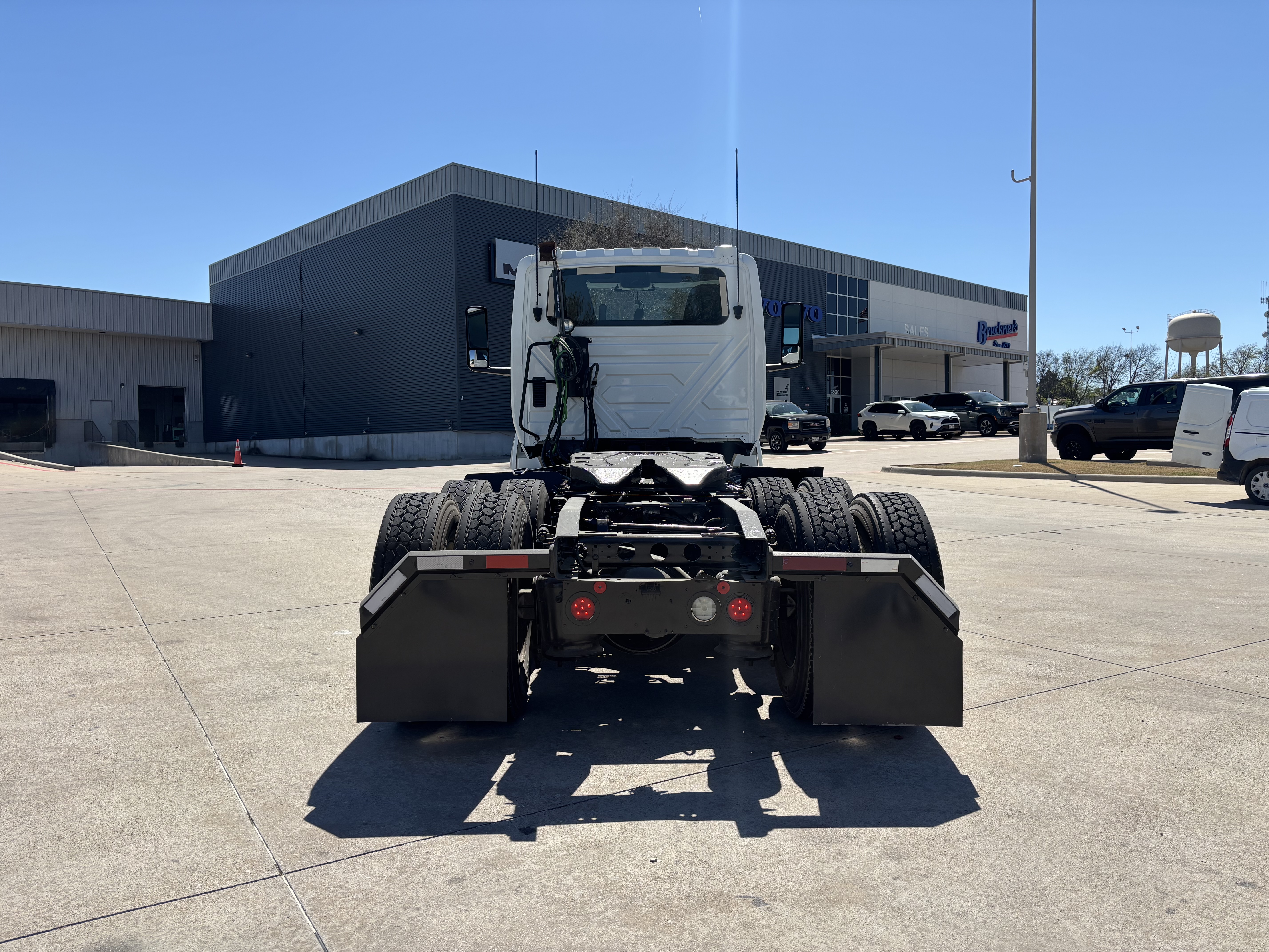 2019 International LT - image 6