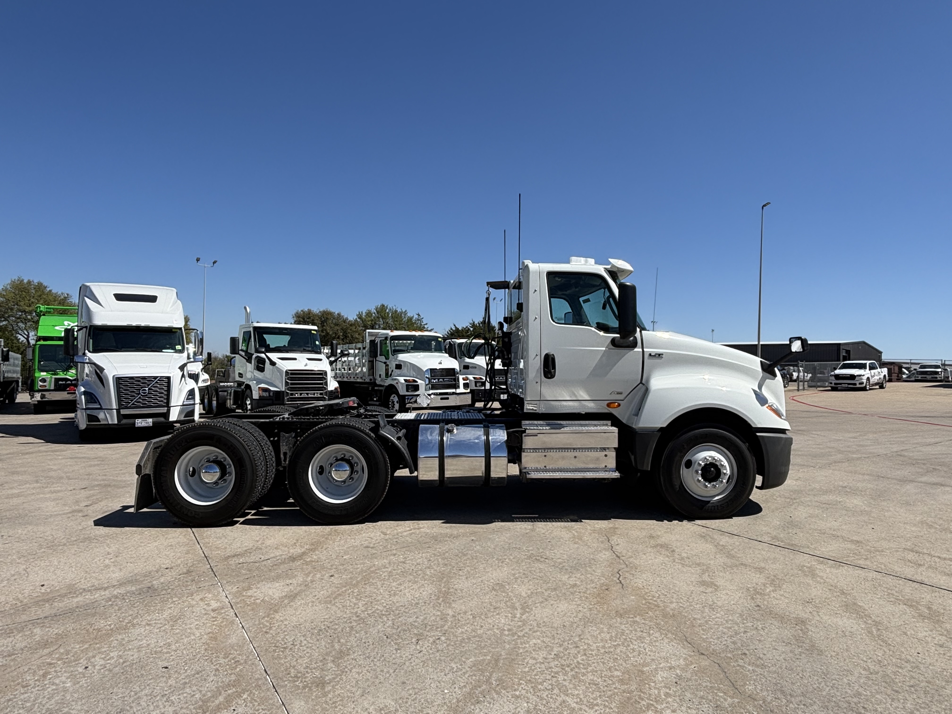 2019 International LT - image 4