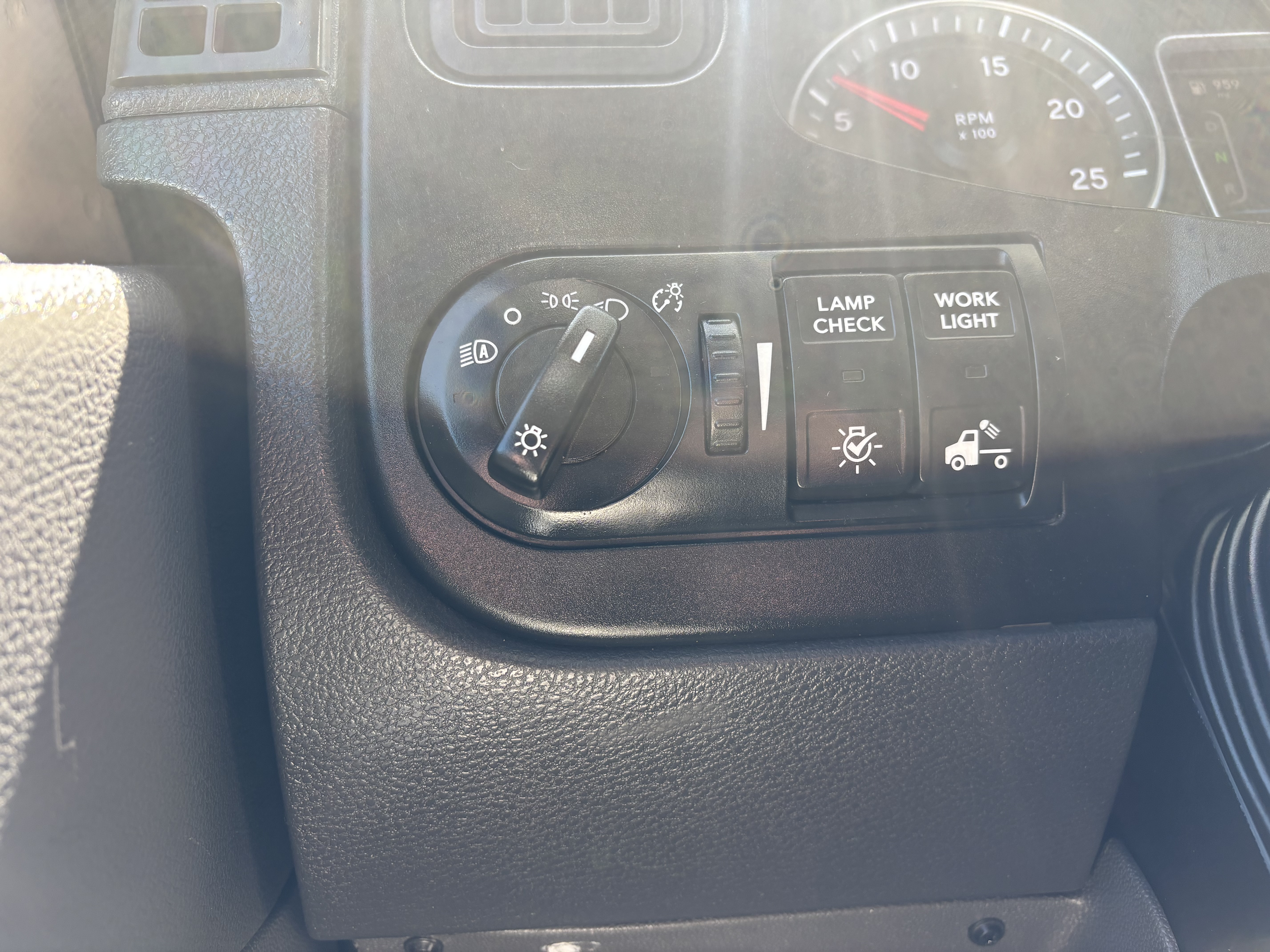 2019 International LT - image 26