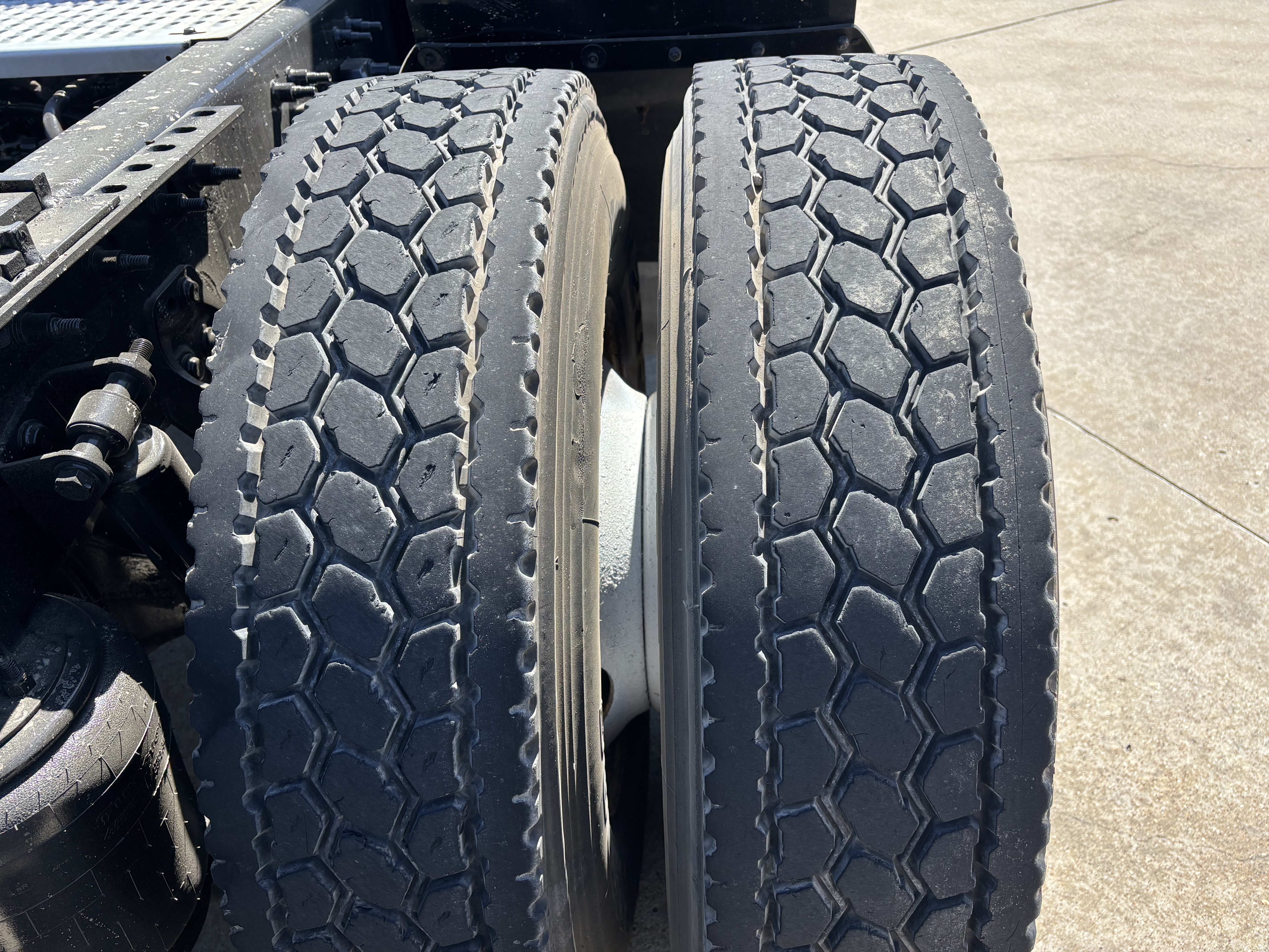 2019 International LT - image 12