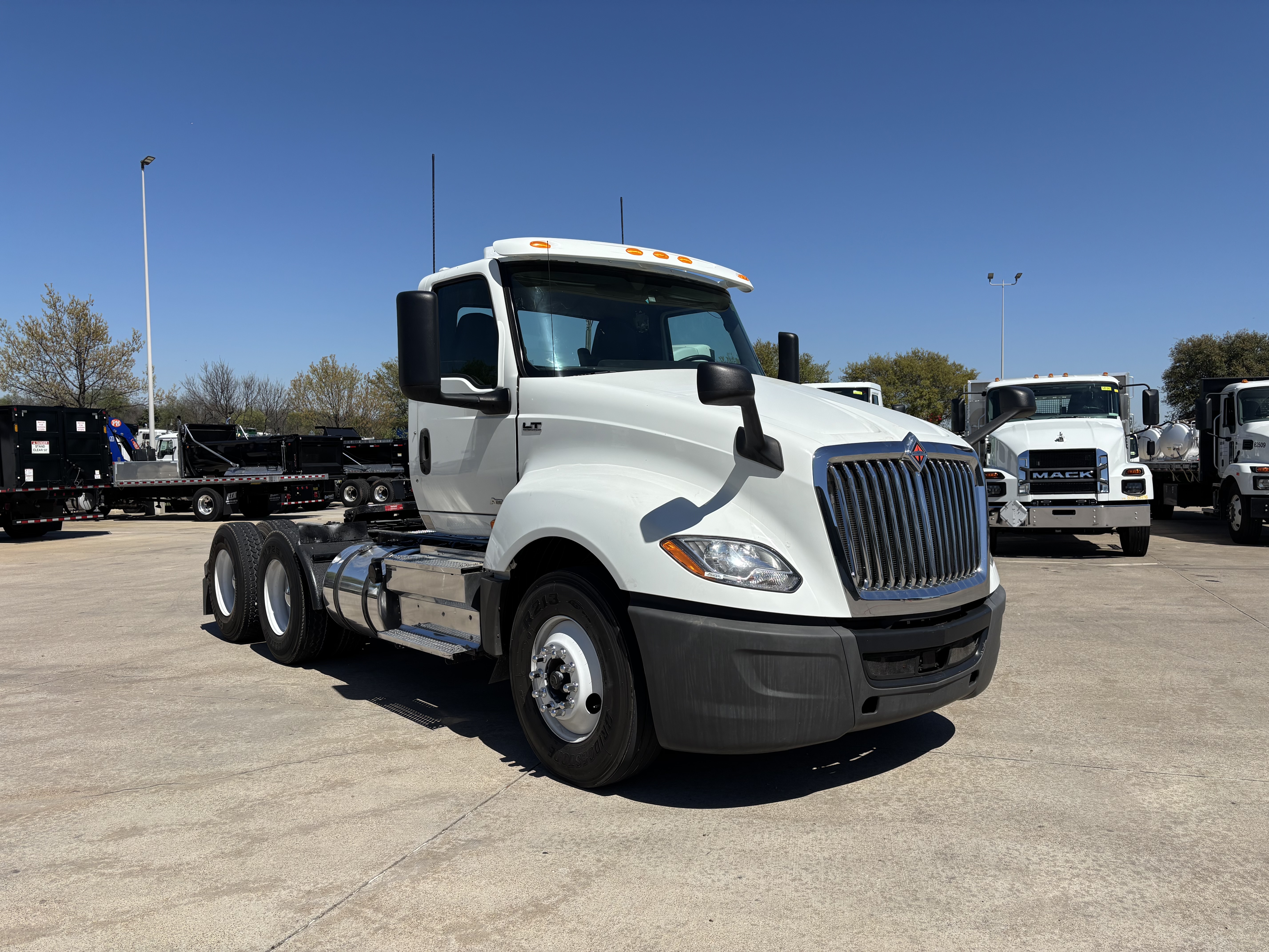 2019 International LT - image 3