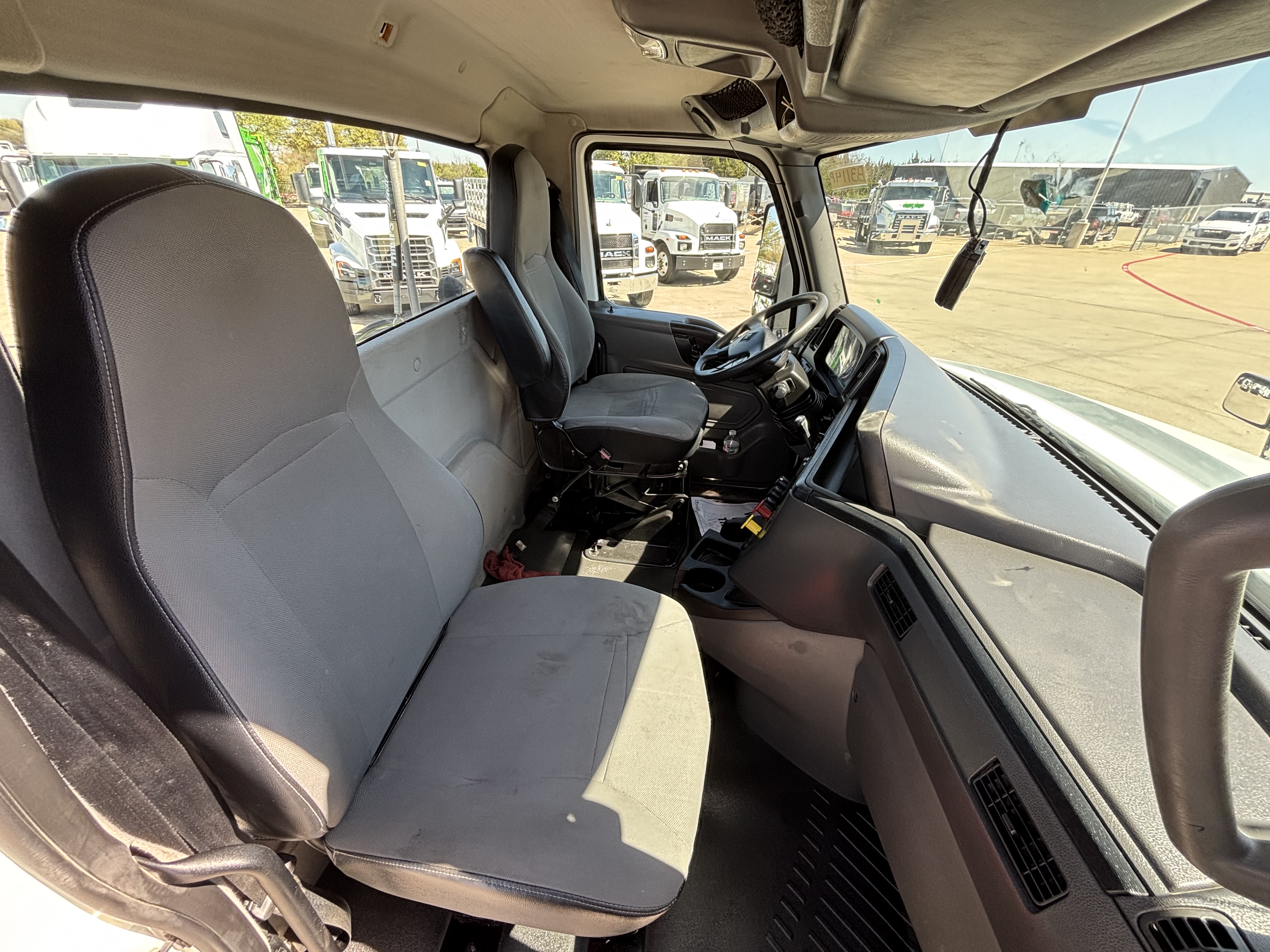 2019 International LT - image 19
