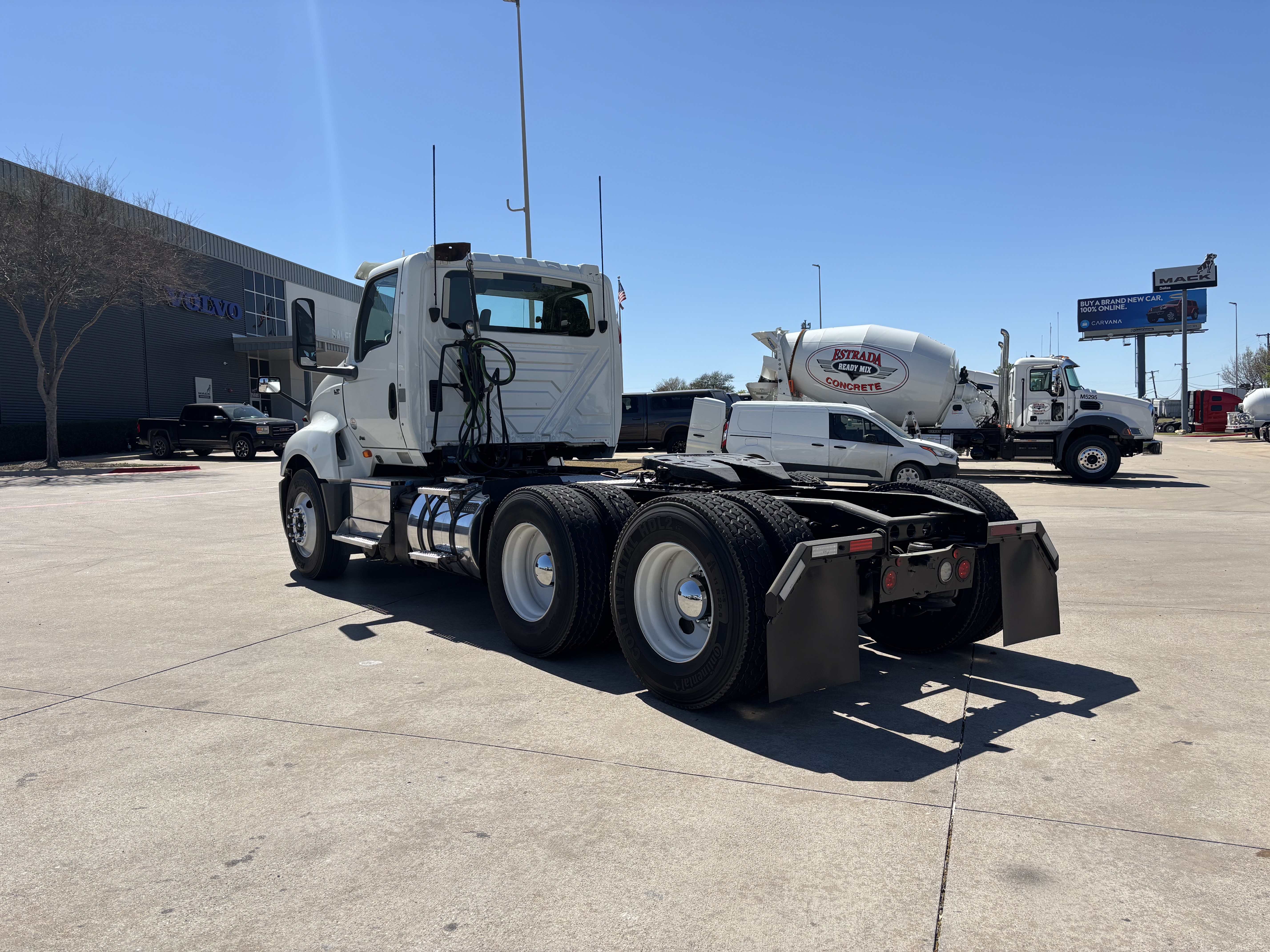 2019 International LT - image 7
