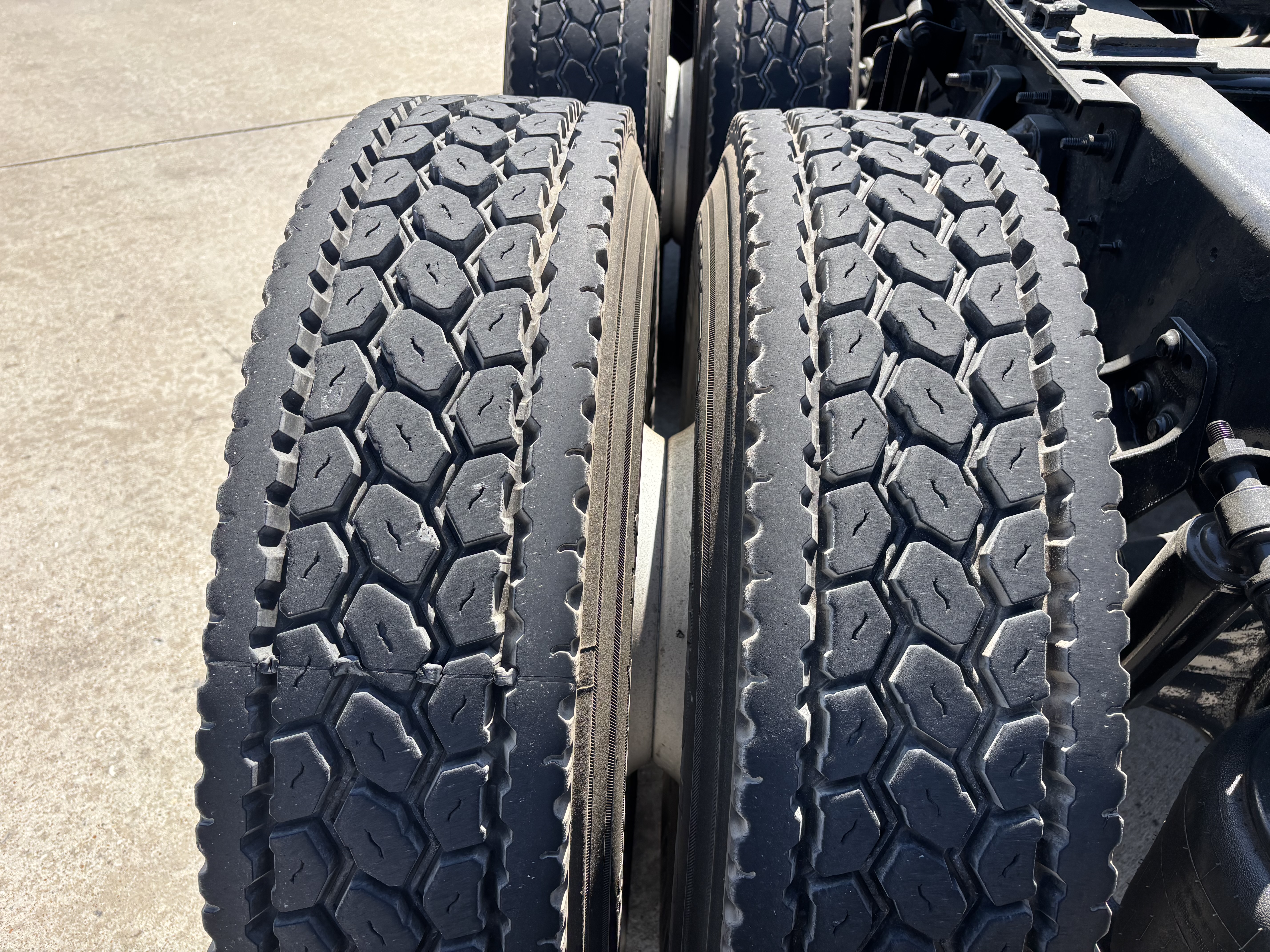 2019 International LT - image 14