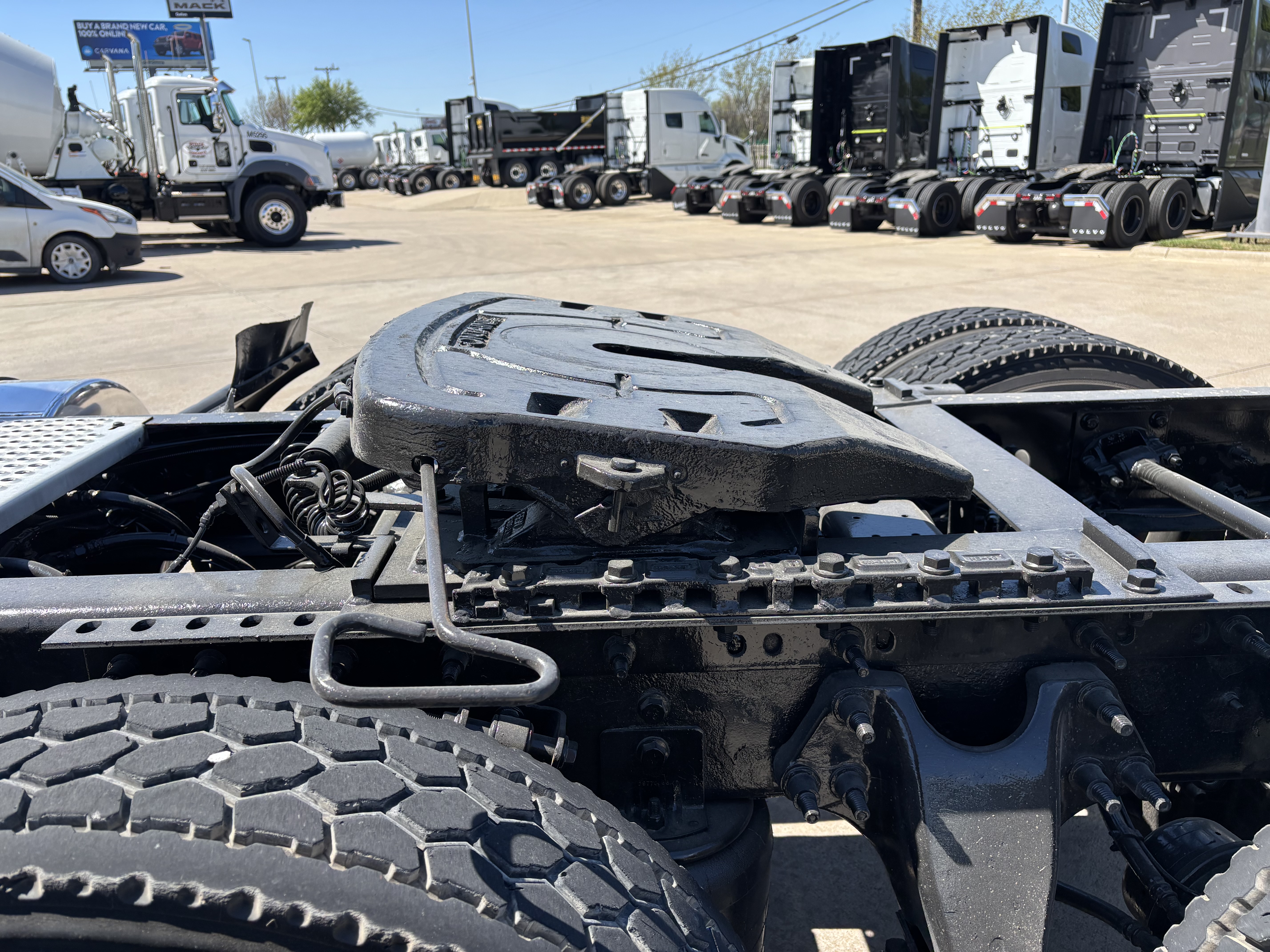 2019 International LT - image 16