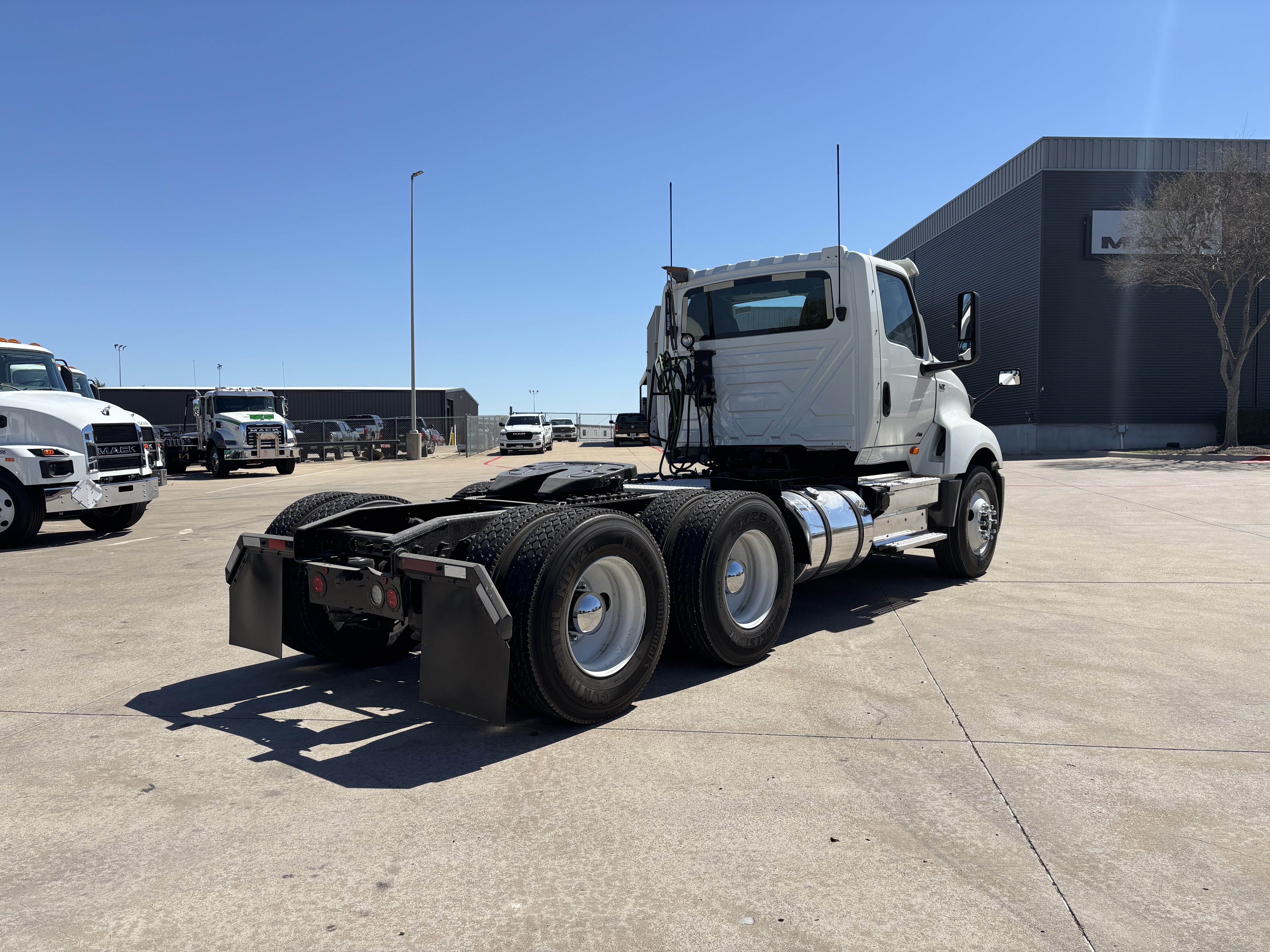 2019 International LT - image 5