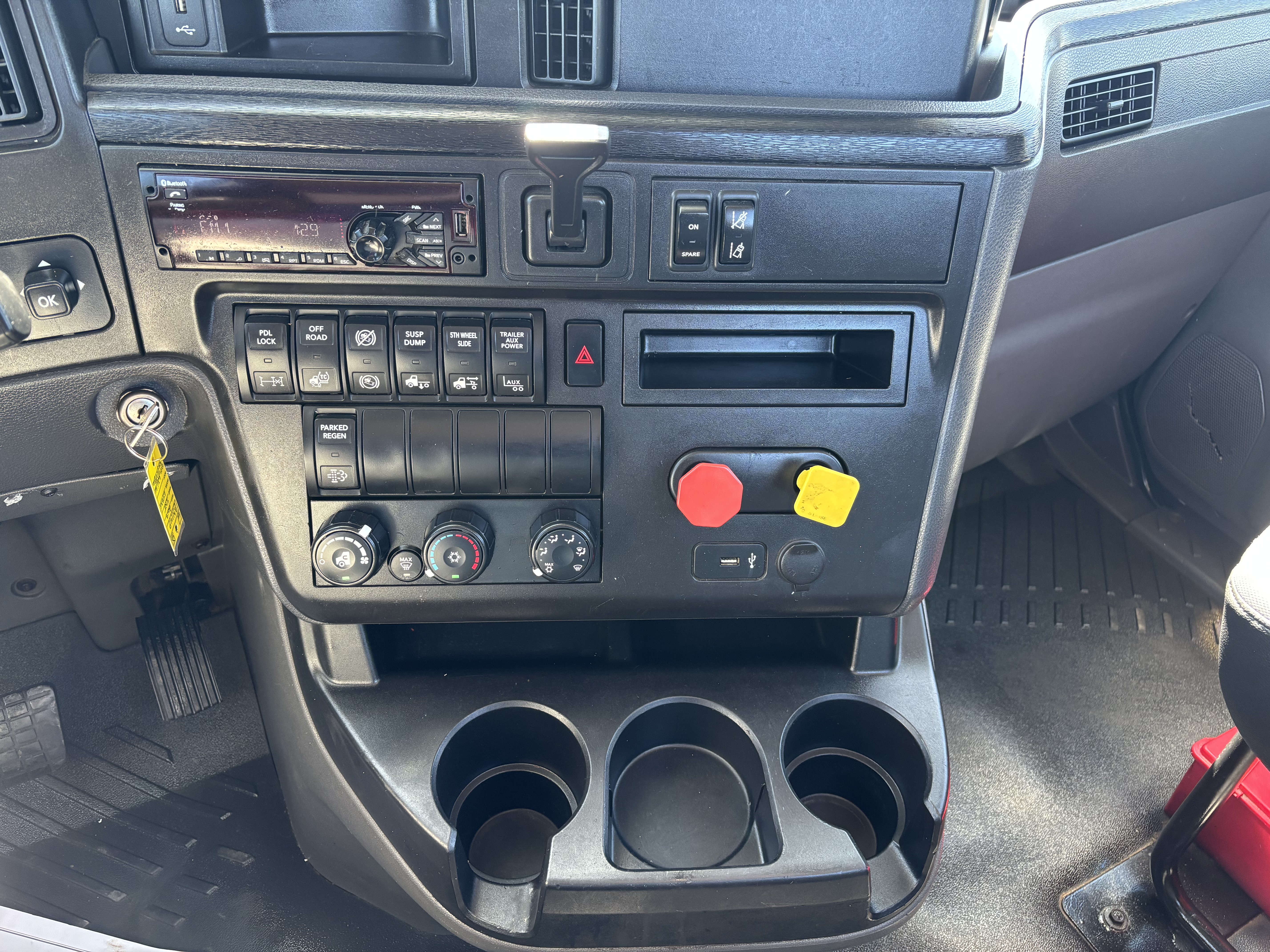 2019 International LT - image 23
