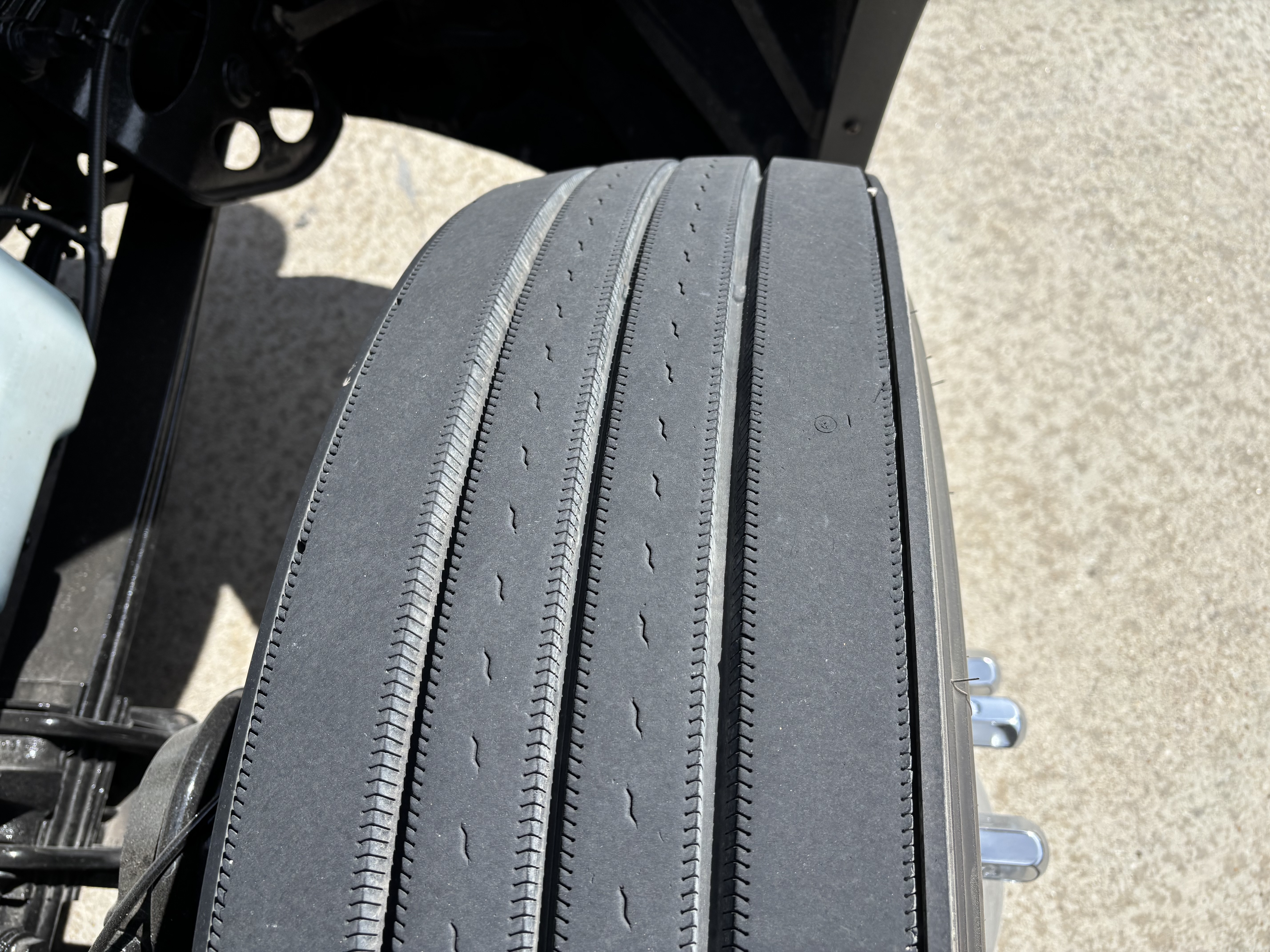 2019 International LT - image 11