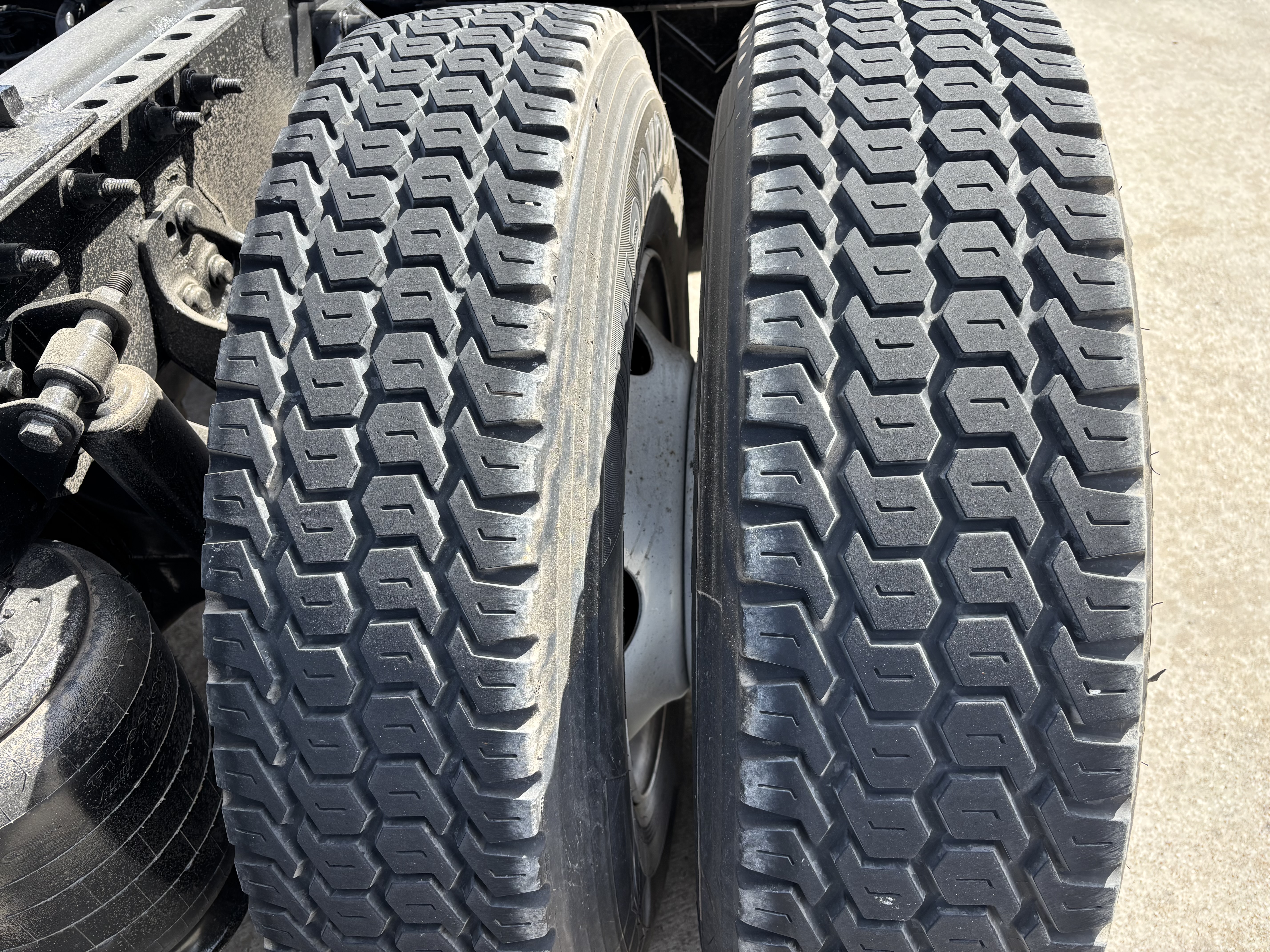 2019 International LT - image 13