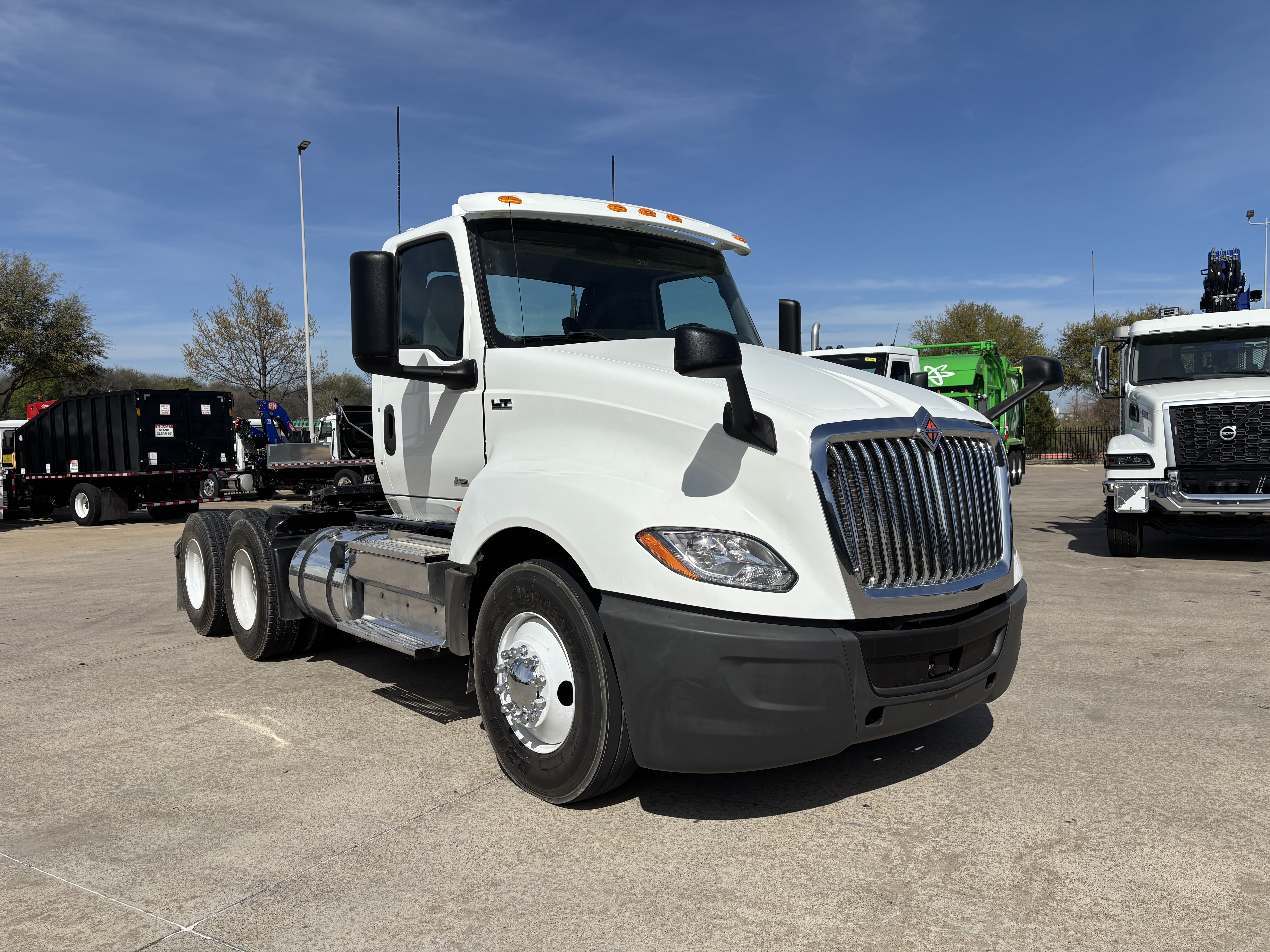 2019 International LT - image 3