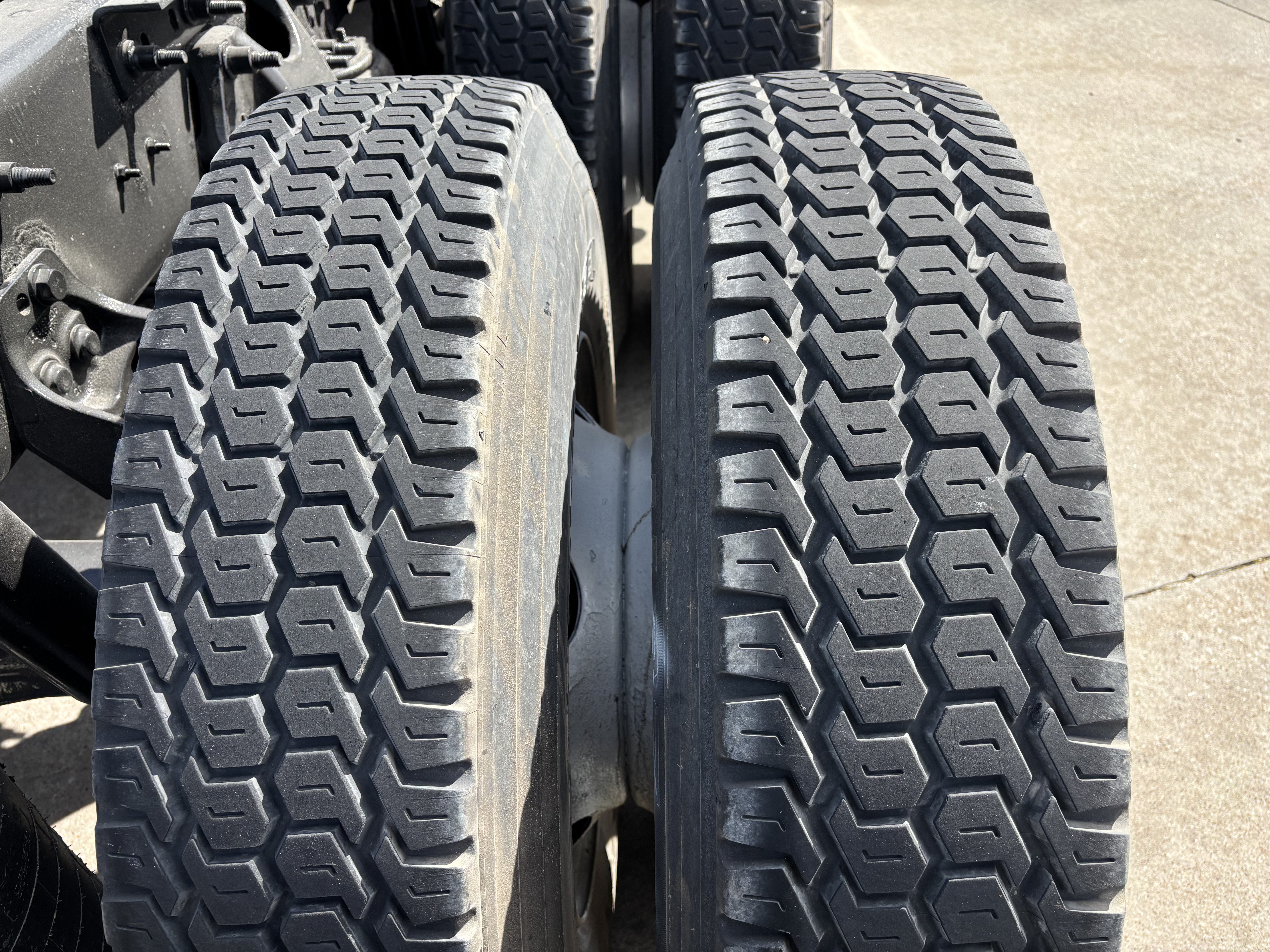 2019 International LT - image 12