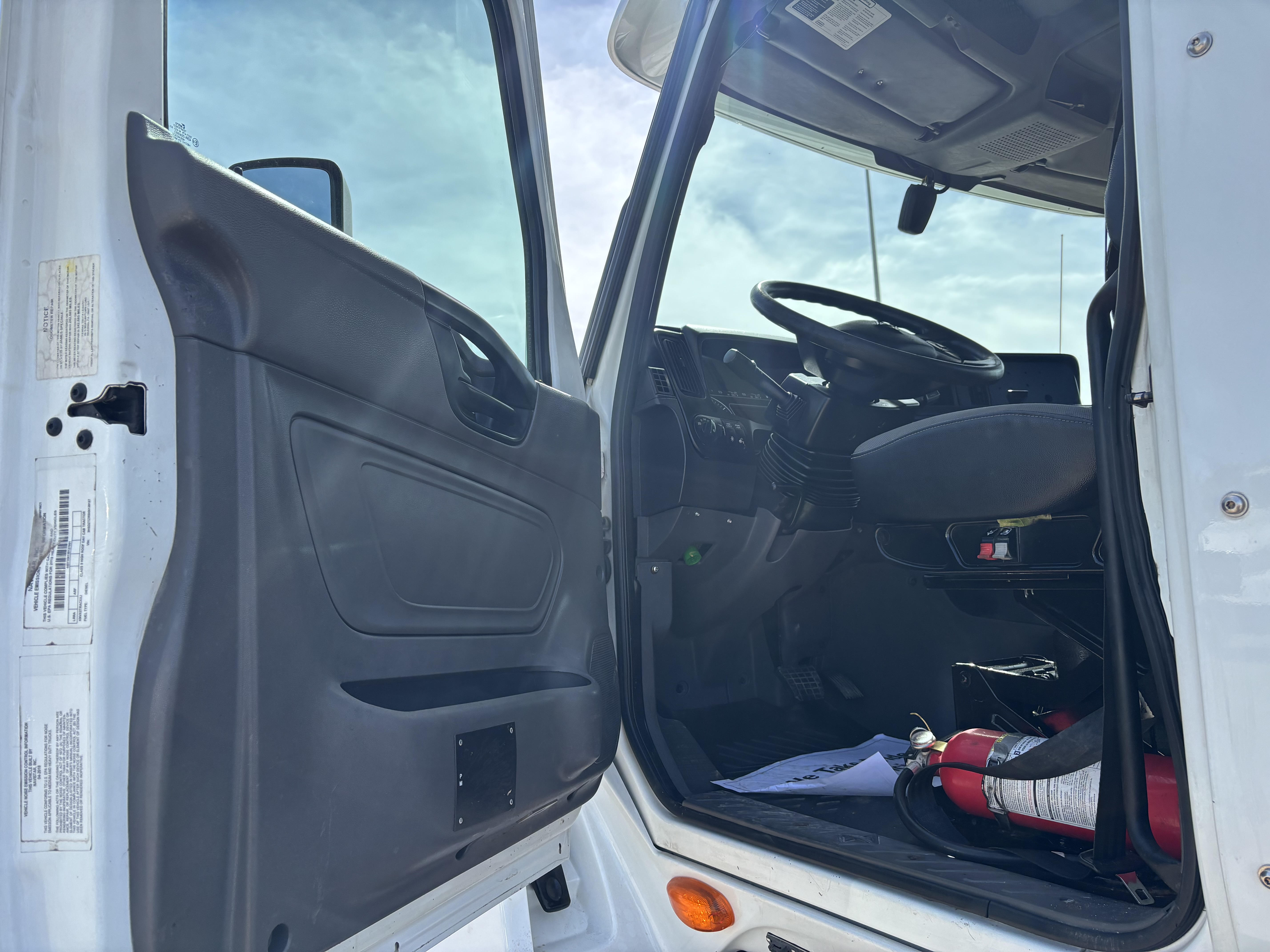 2019 International LT - image 20