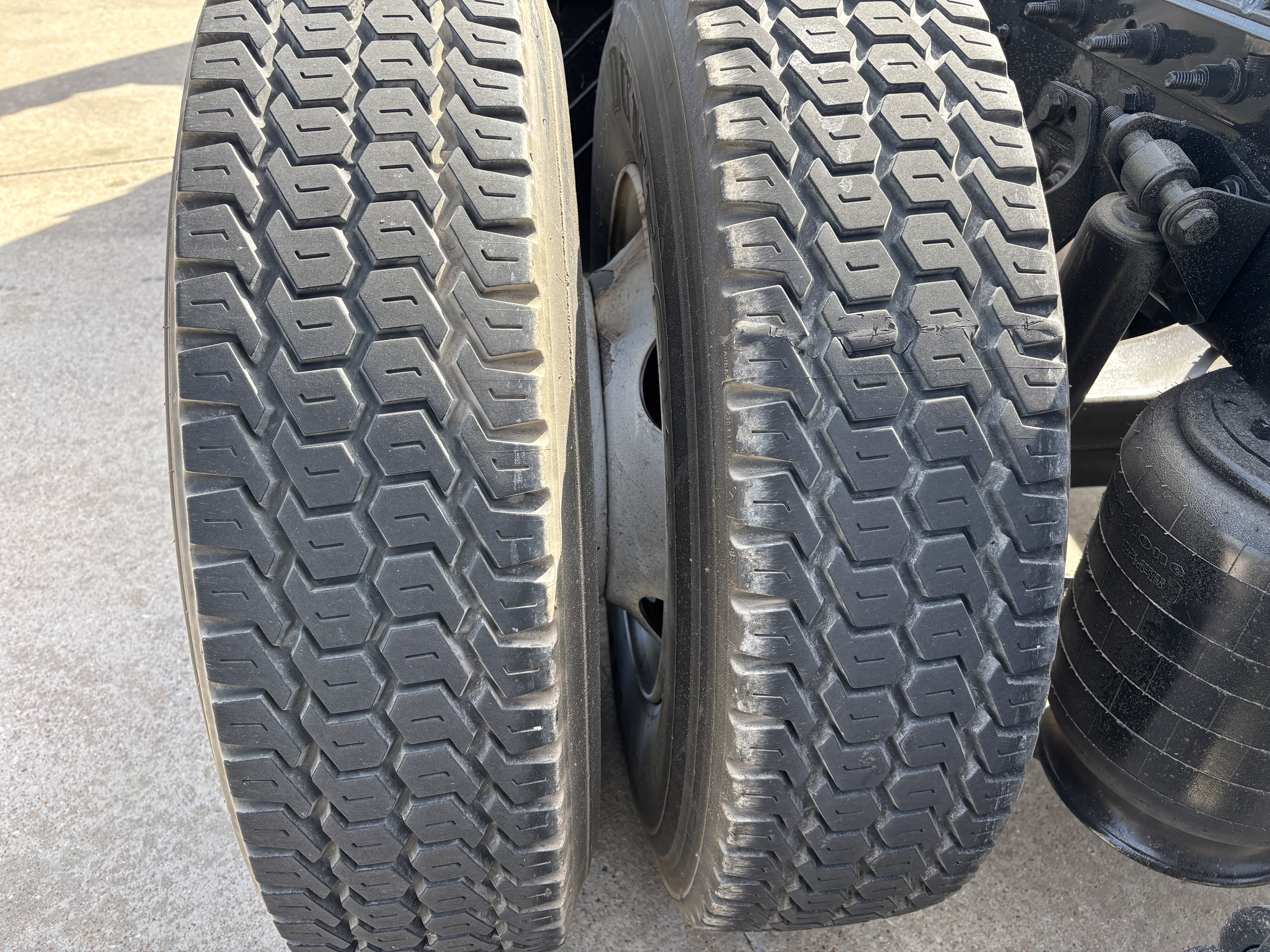 2019 International LT - image 14