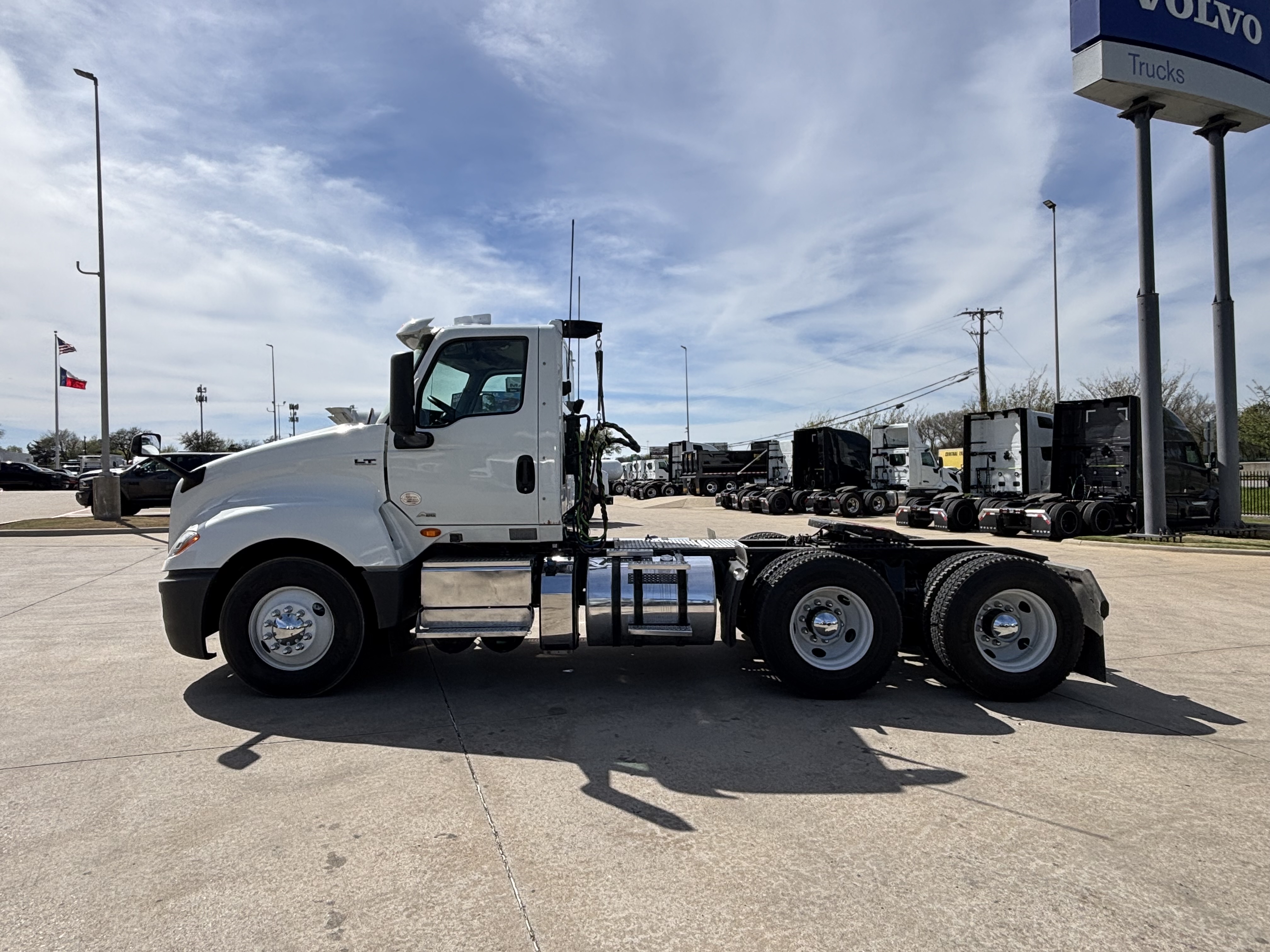 2019 International LT - image 8