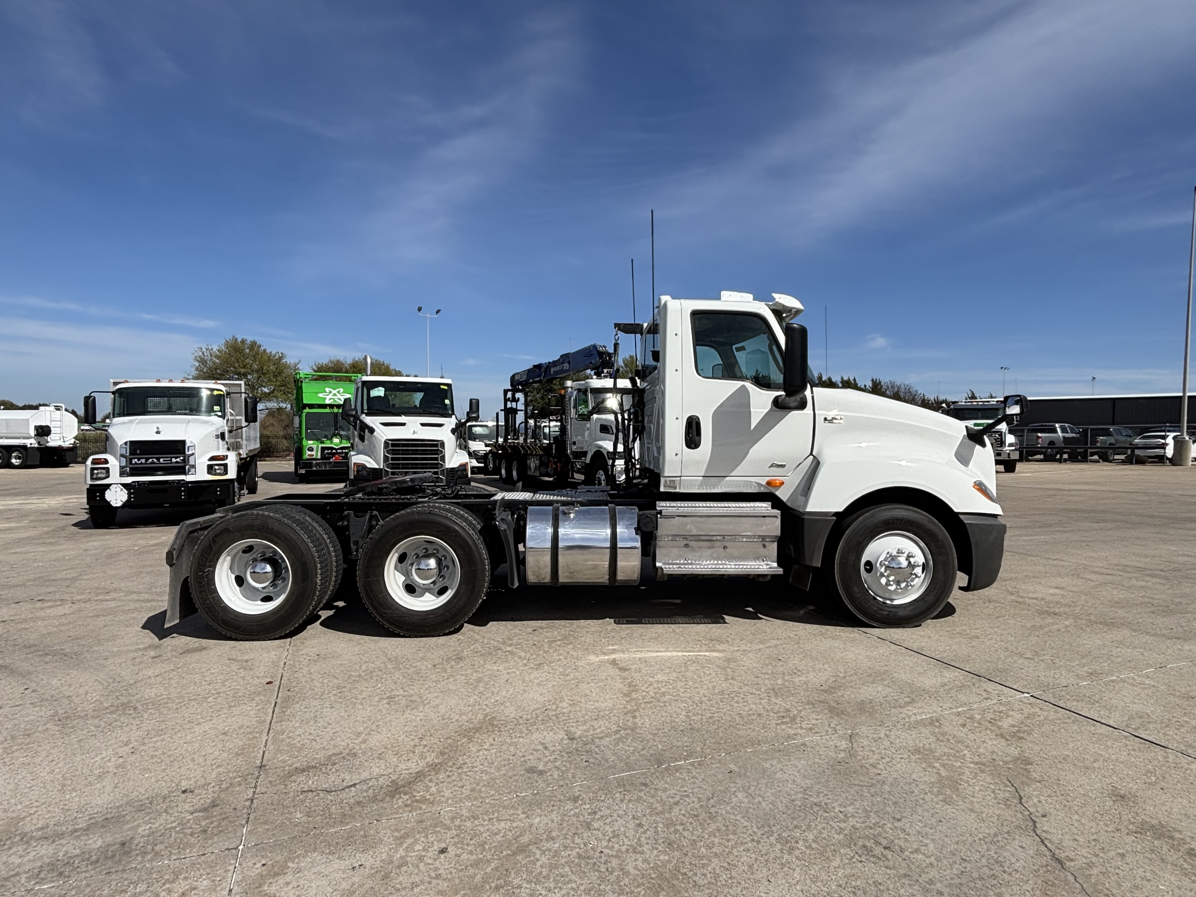 2019 International LT - image 4