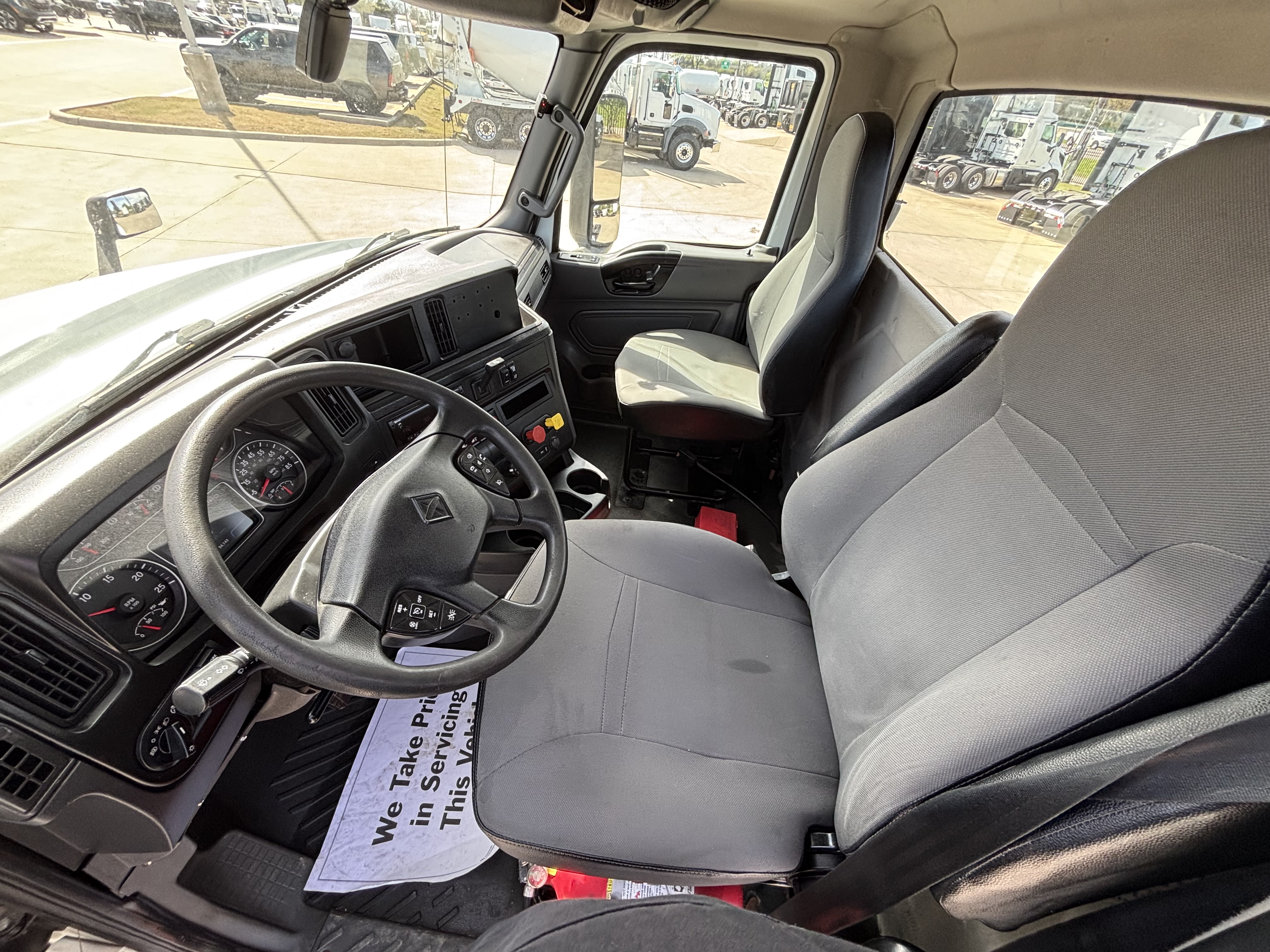 2019 International LT - image 21