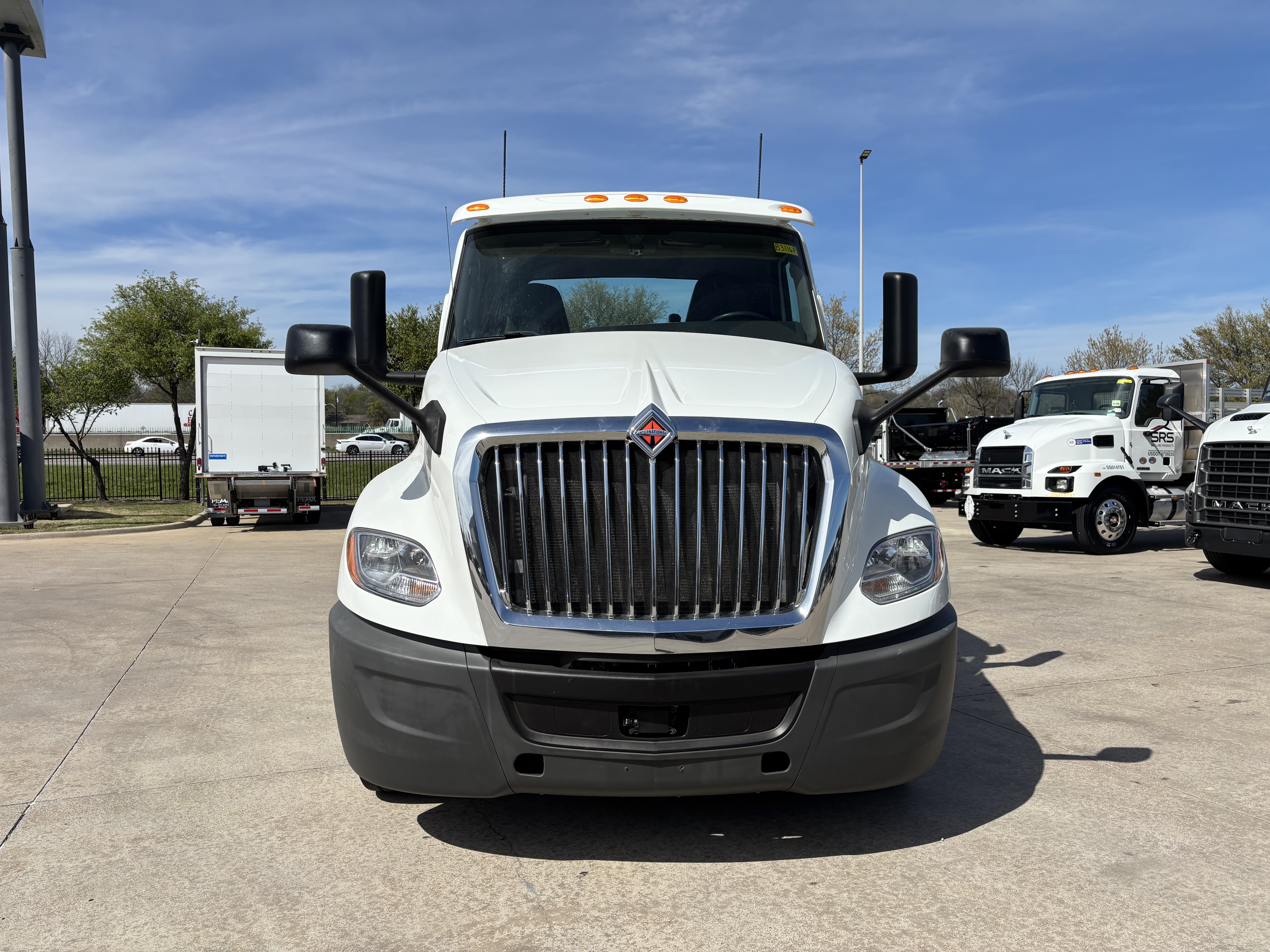 2019 International LT - image 2