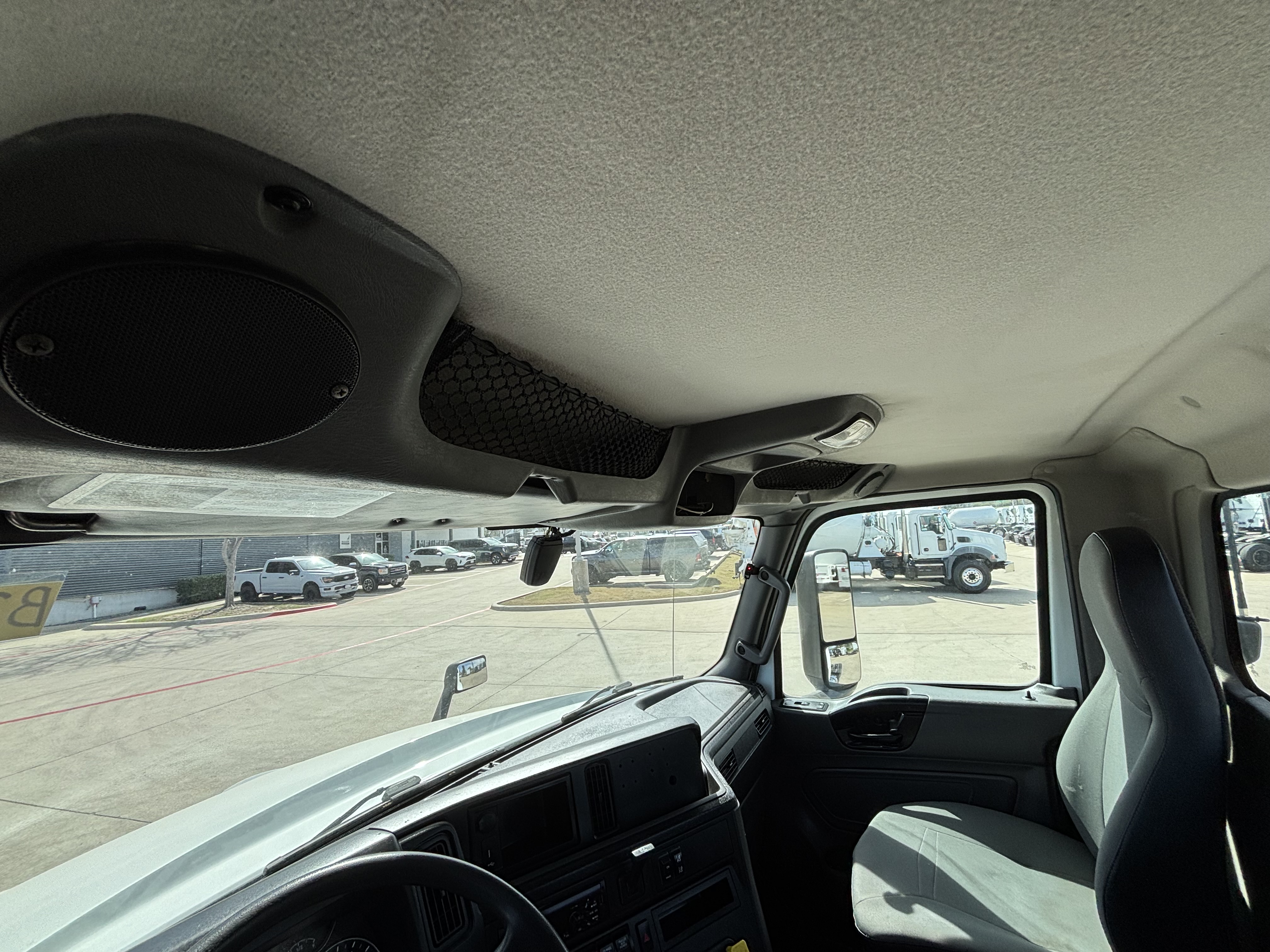 2019 International LT - image 22