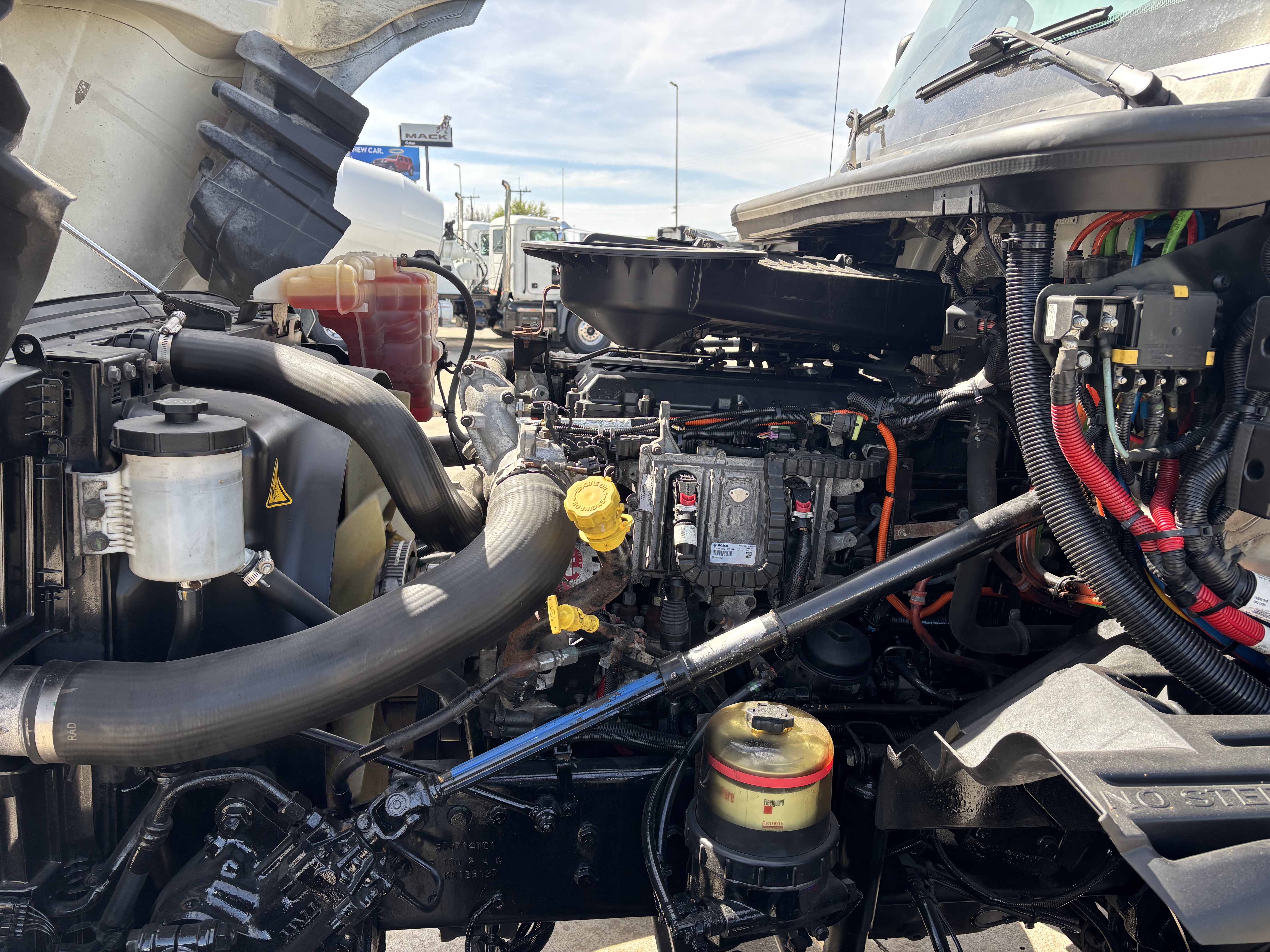 2019 International LT - image 9