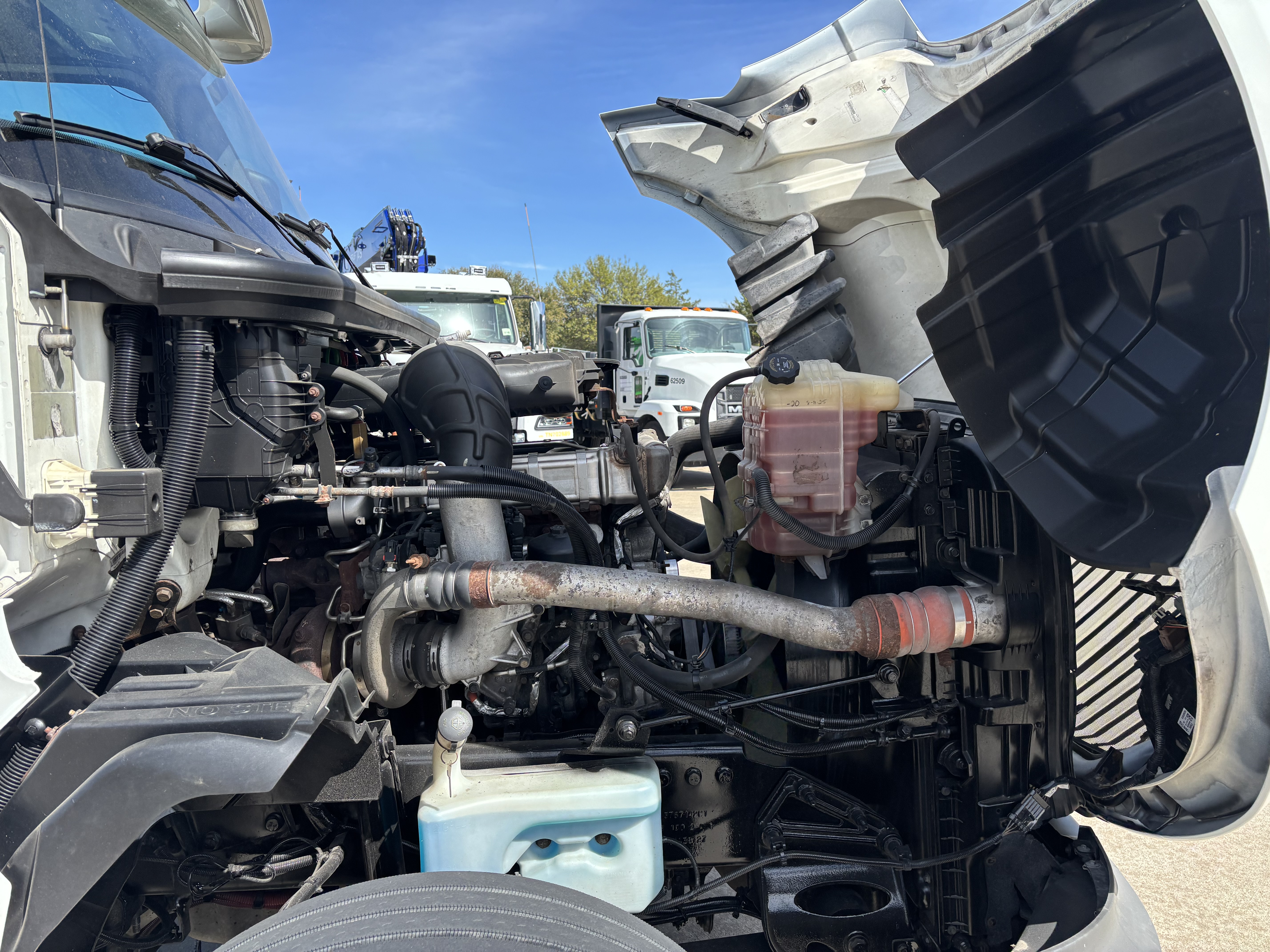 2019 International LT - image 10