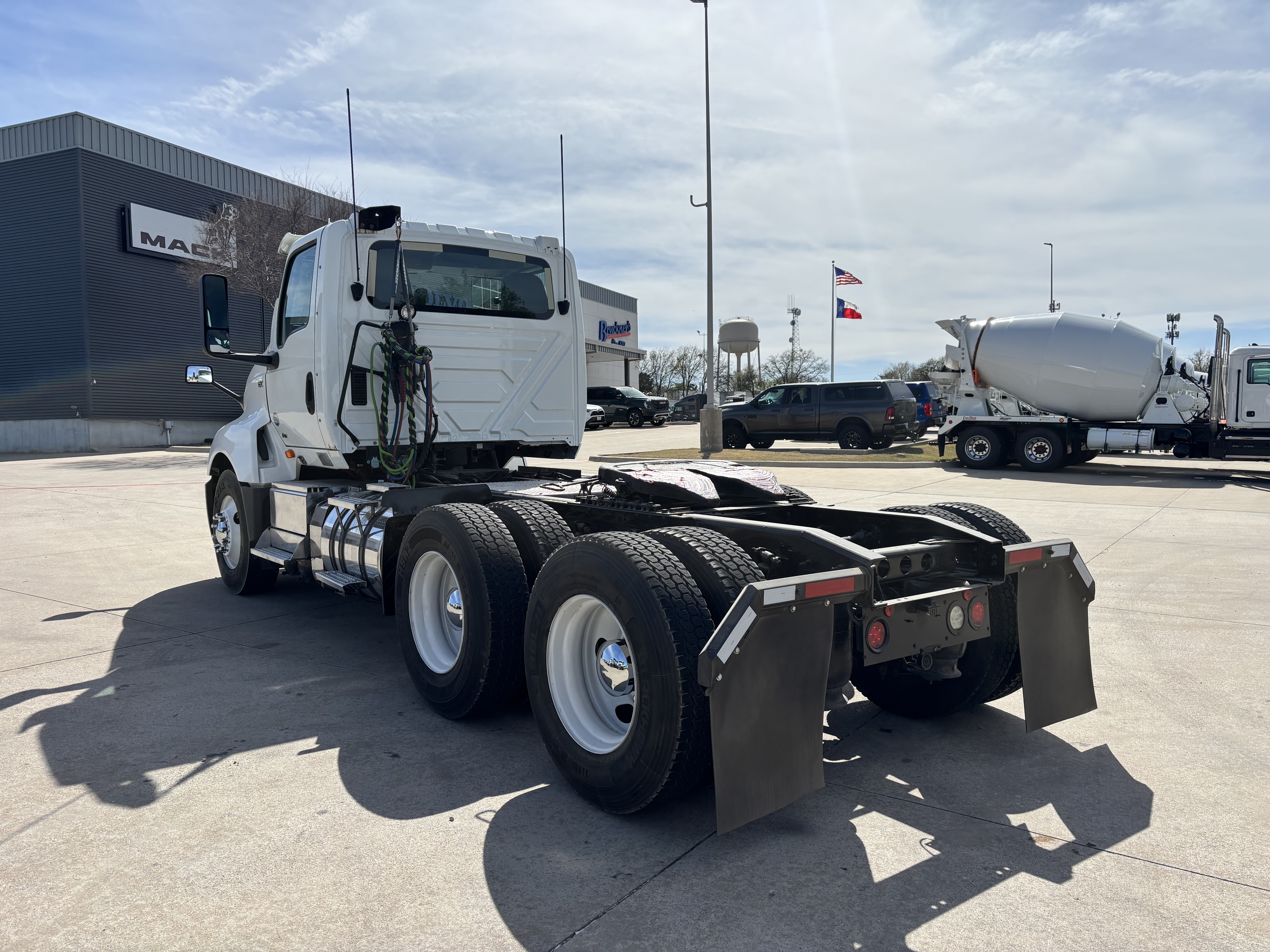 2019 International LT - image 7