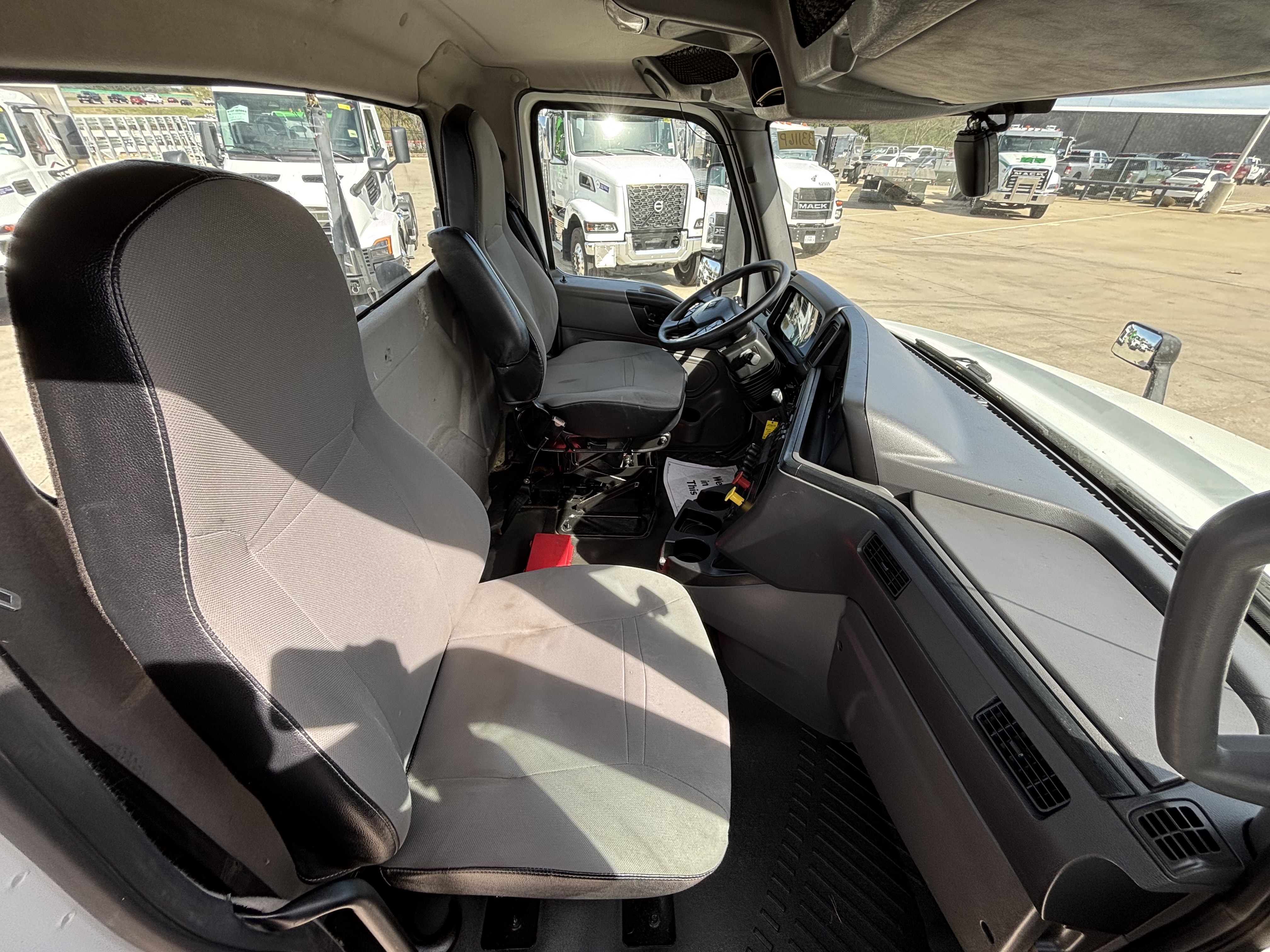 2019 International LT - image 19