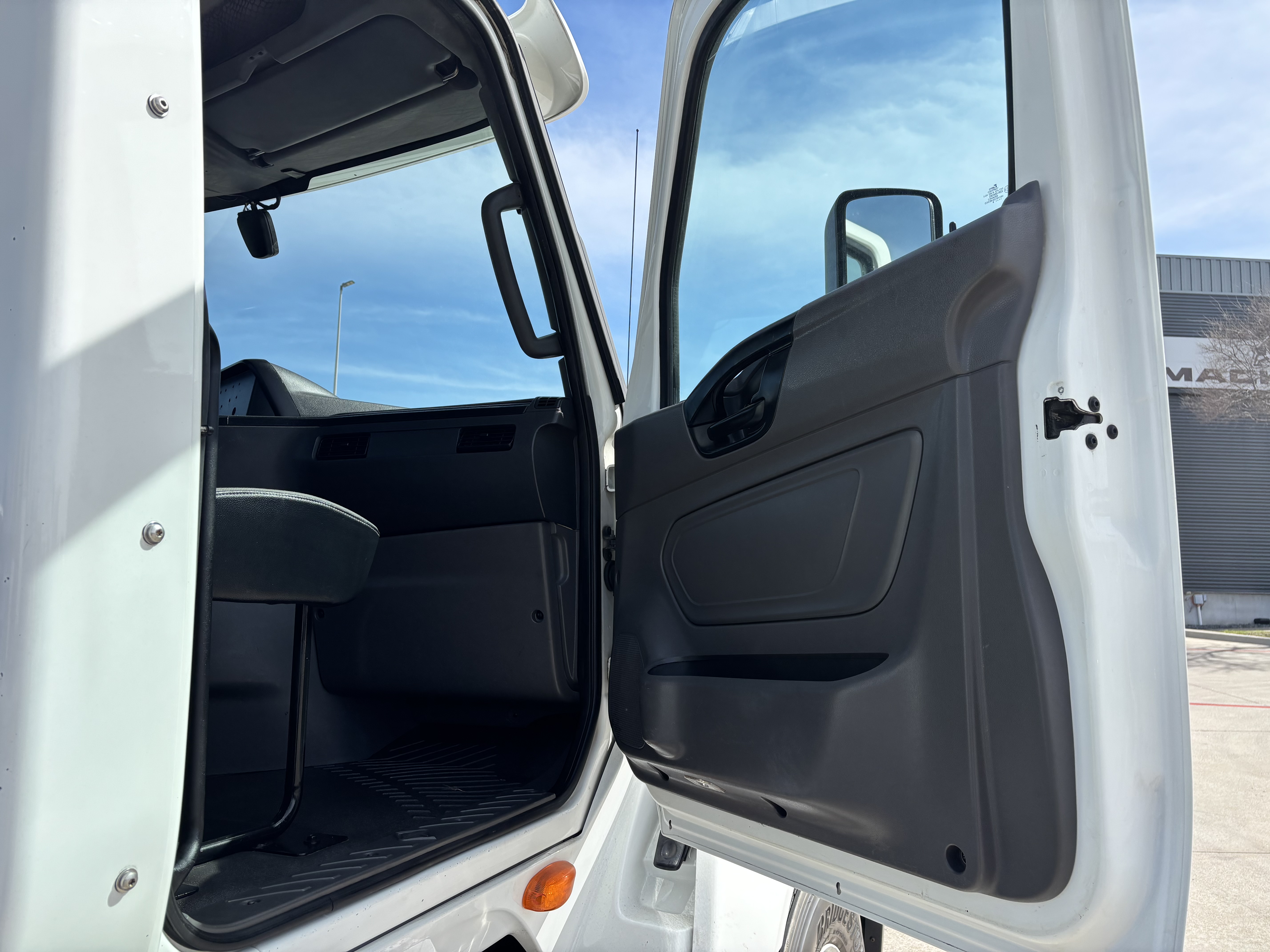 2019 International LT - image 18