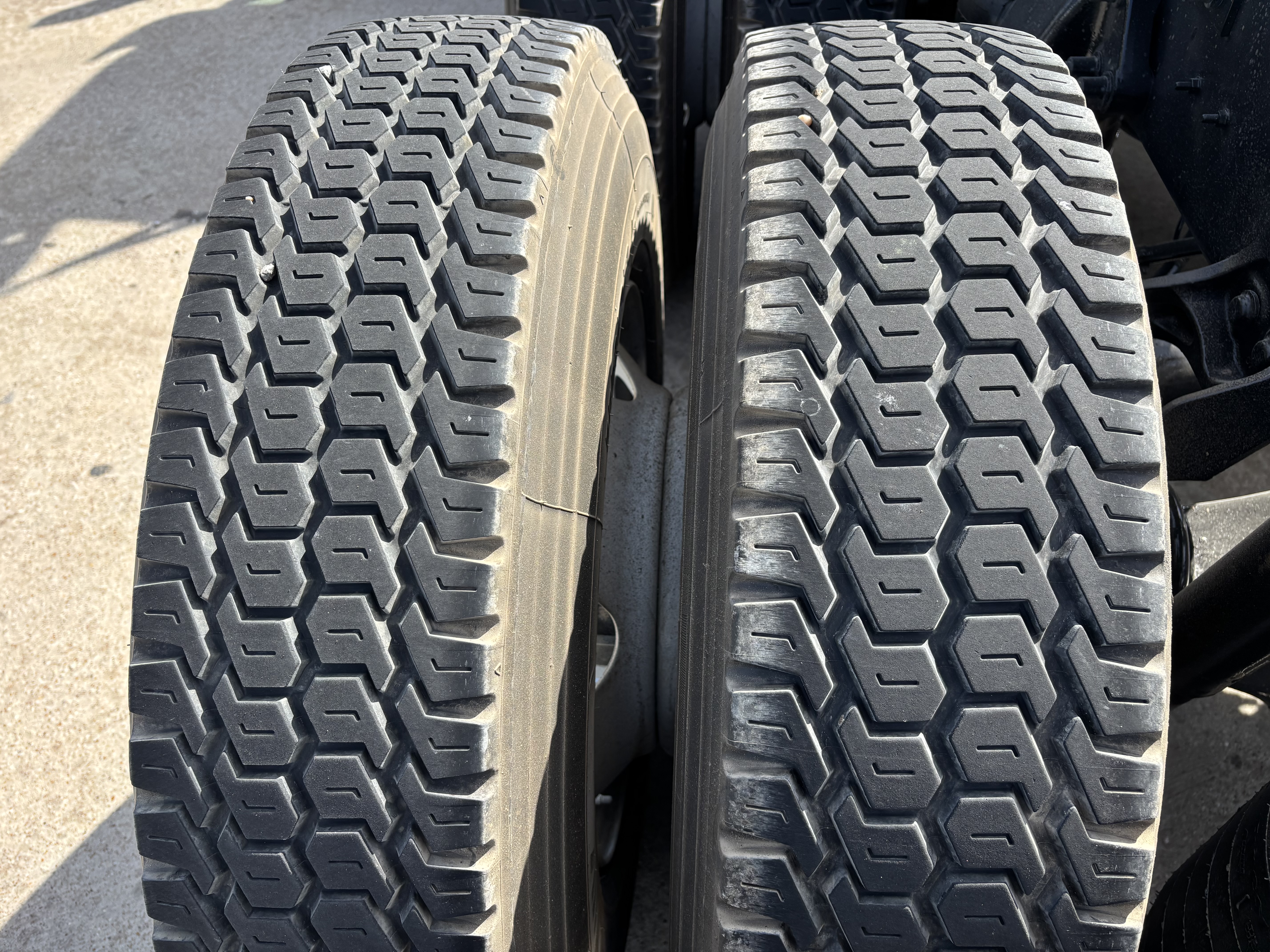 2019 International LT - image 15