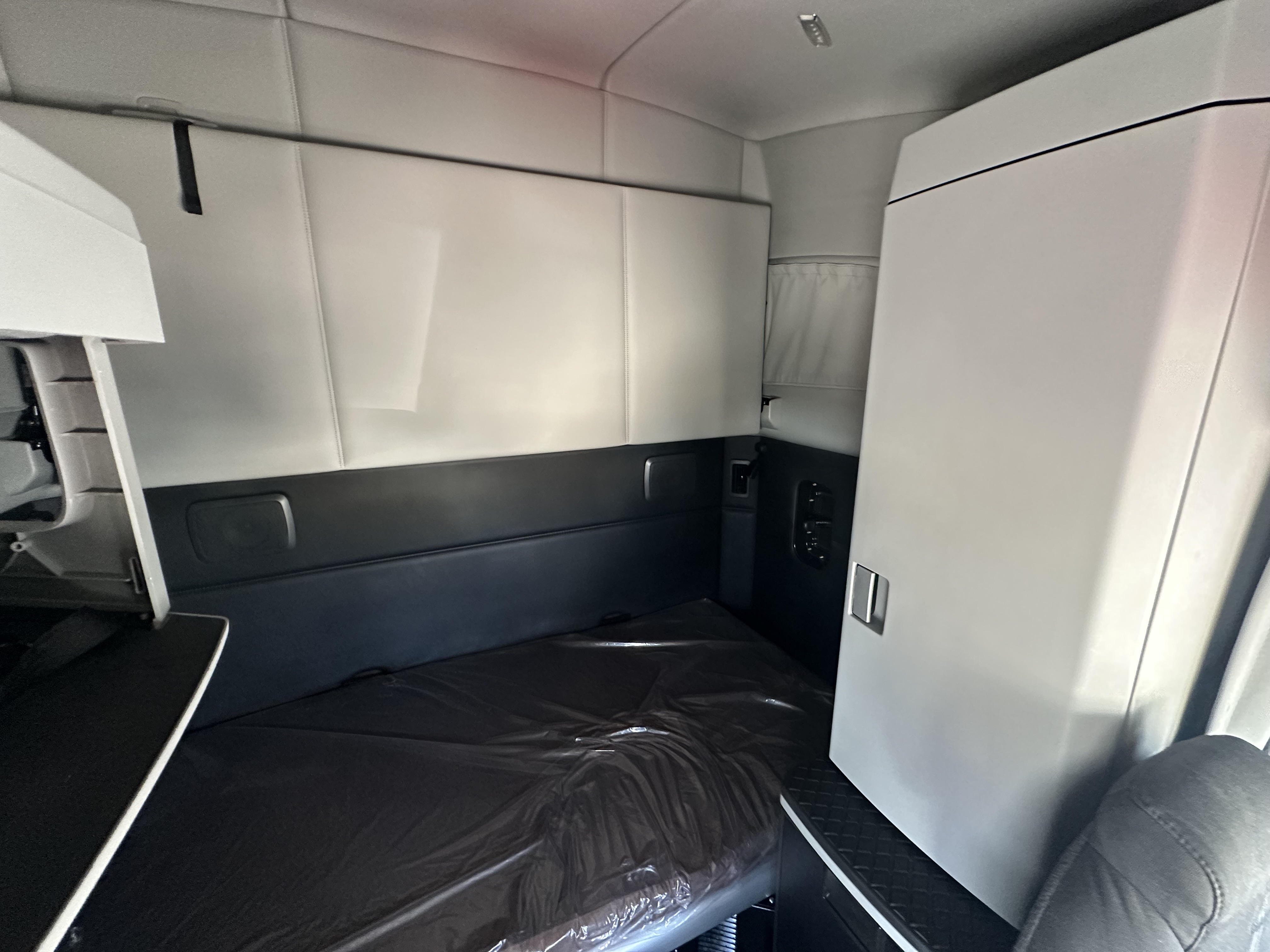 2023 Kenworth T680 - image 8