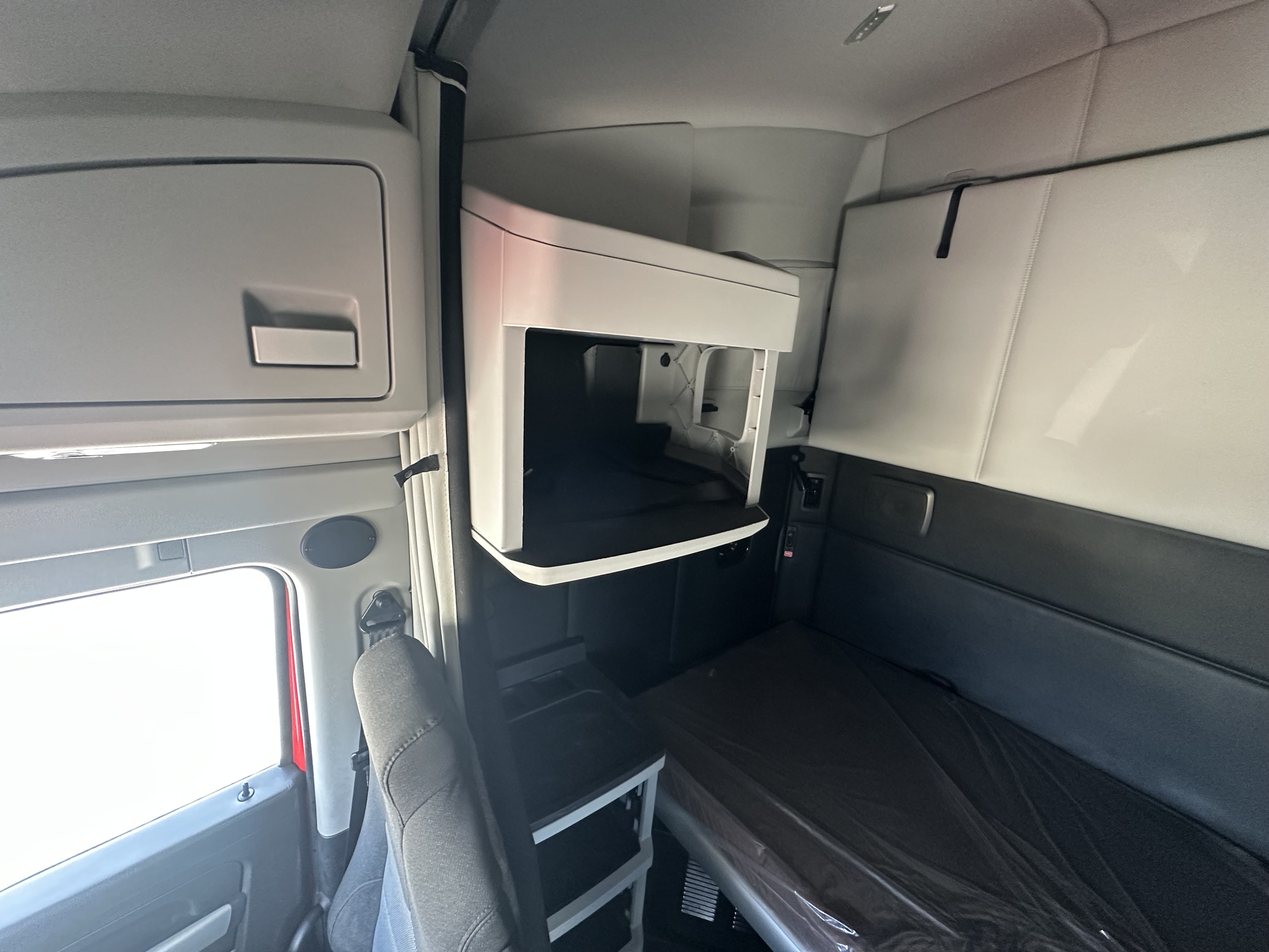 2023 Kenworth T680 - image 12