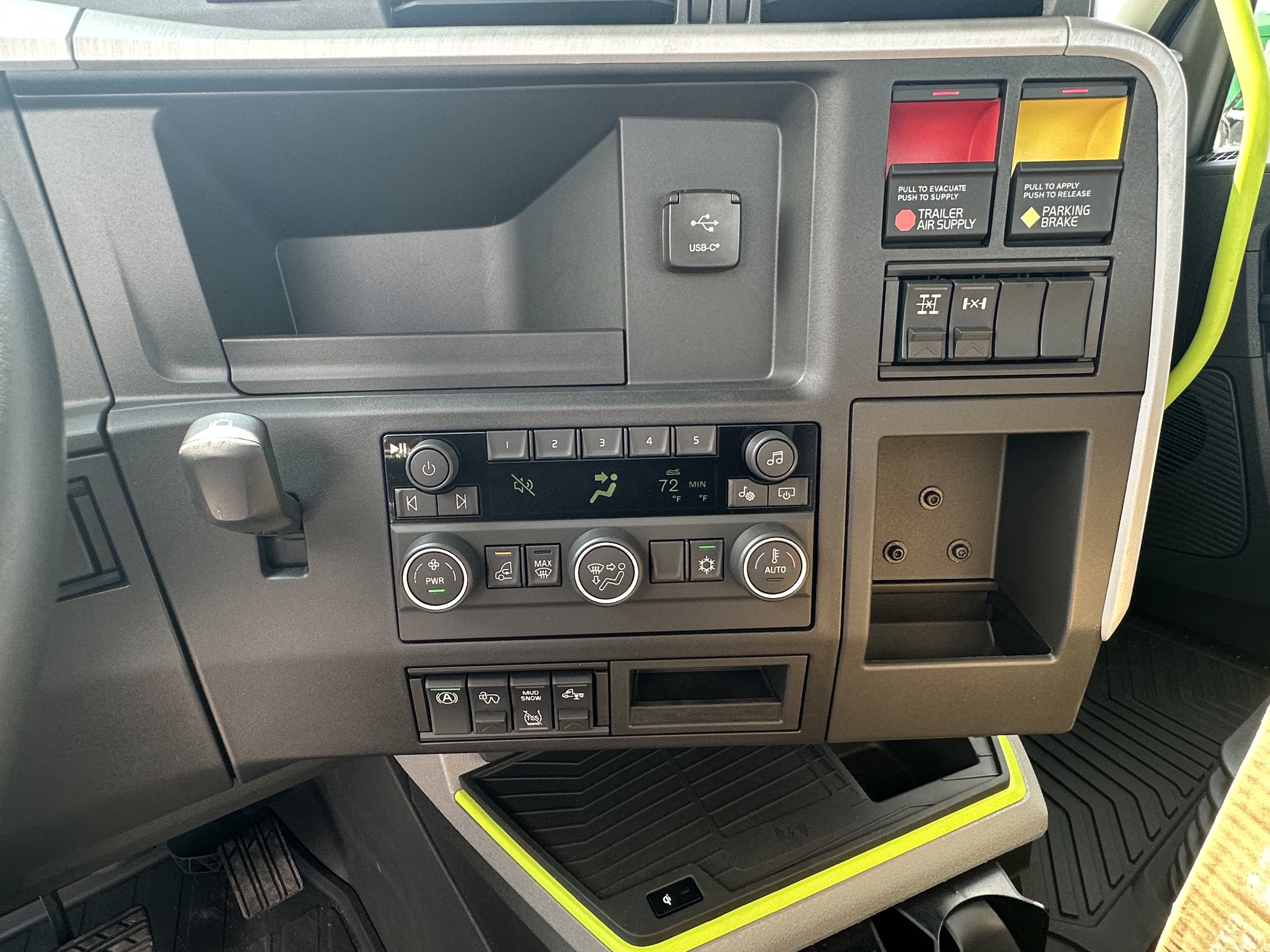 2027 Volvo - image 14