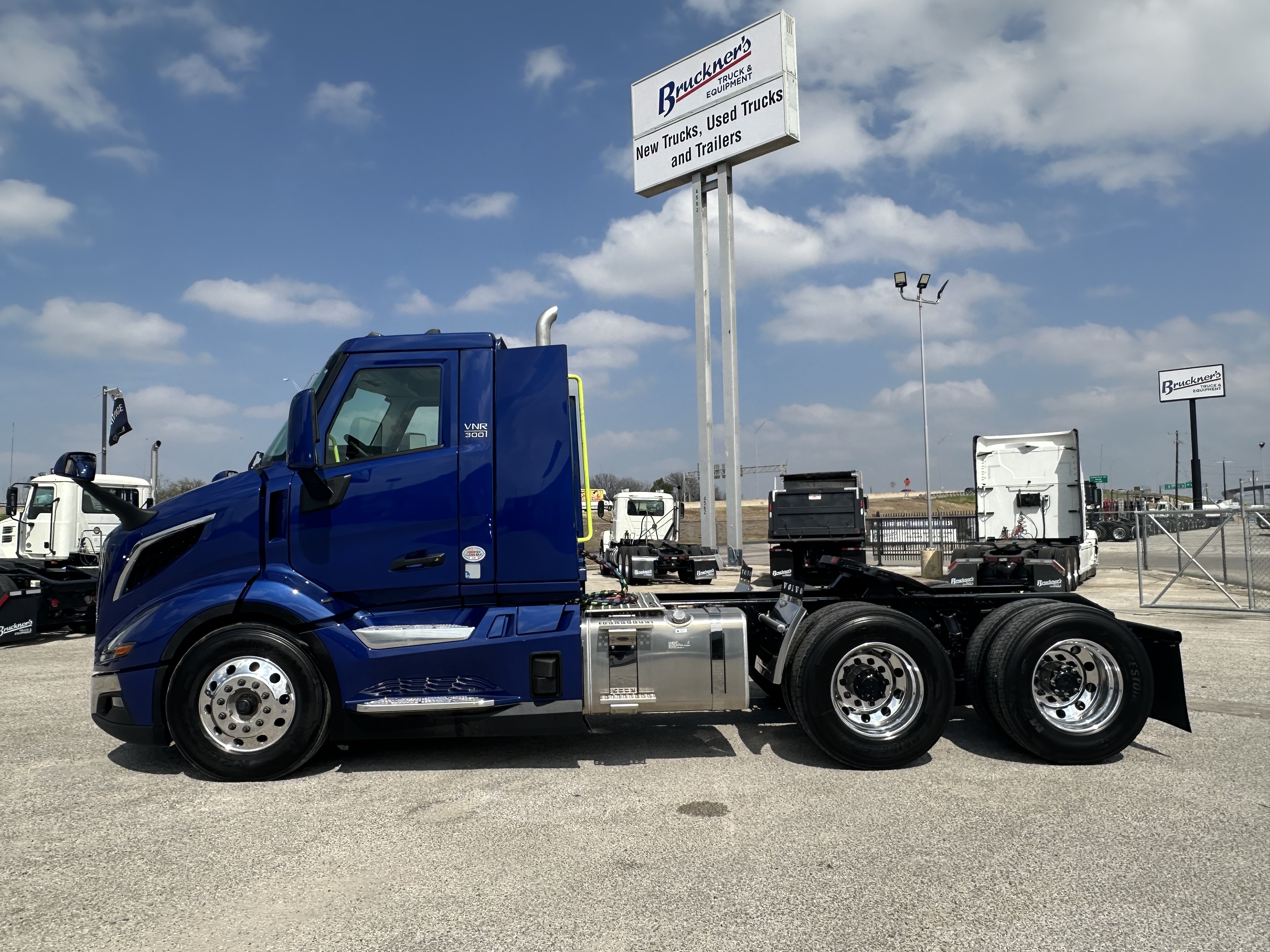 2027 Volvo - image 8