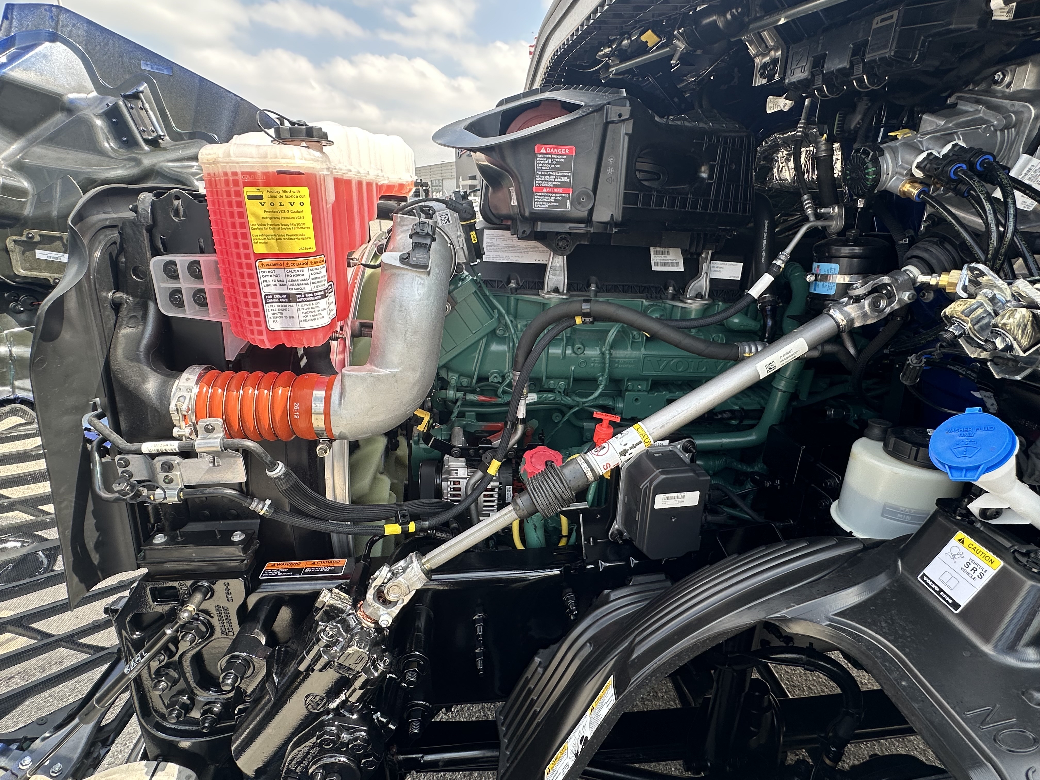 2027 Volvo - image 13