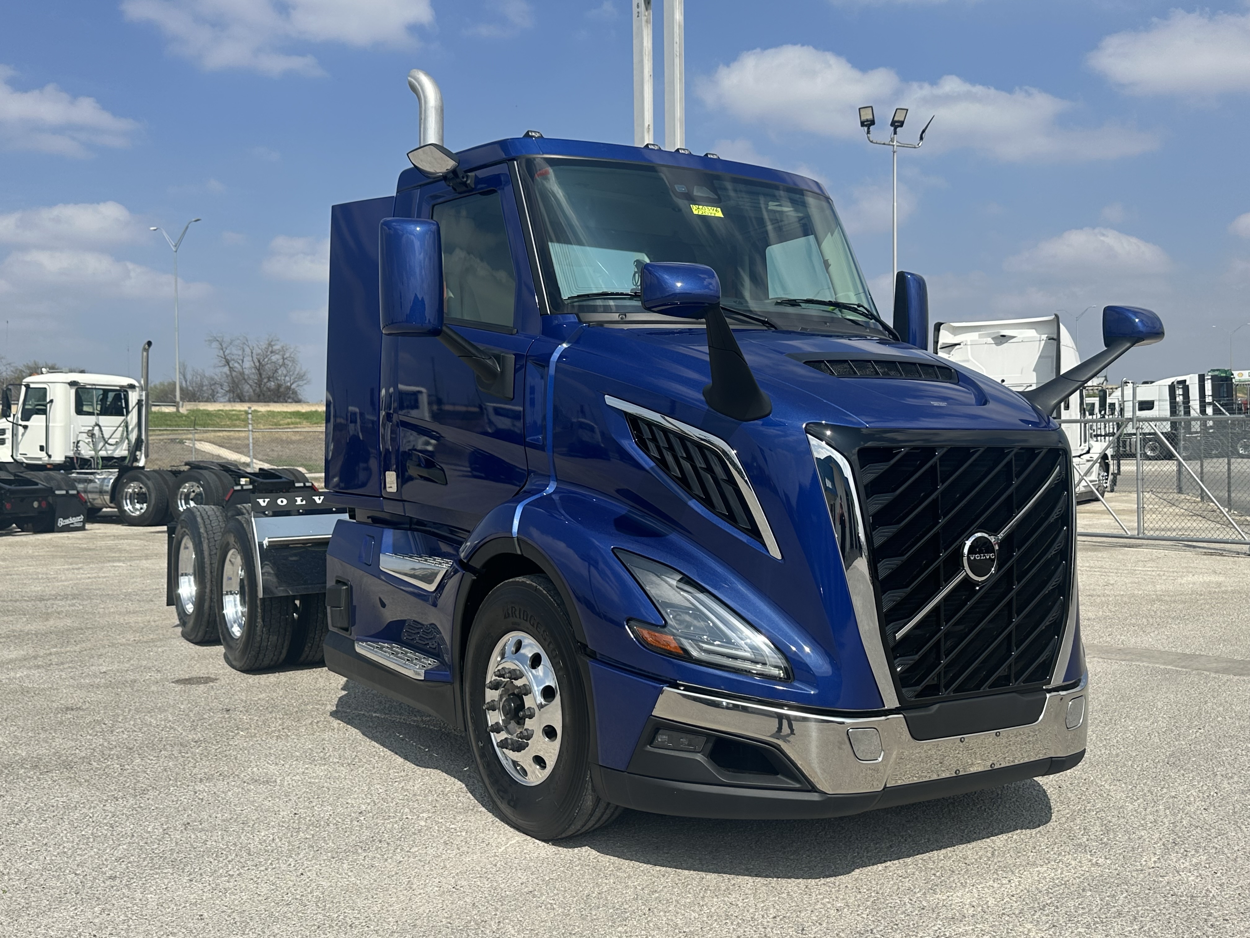 2027 Volvo - image 2