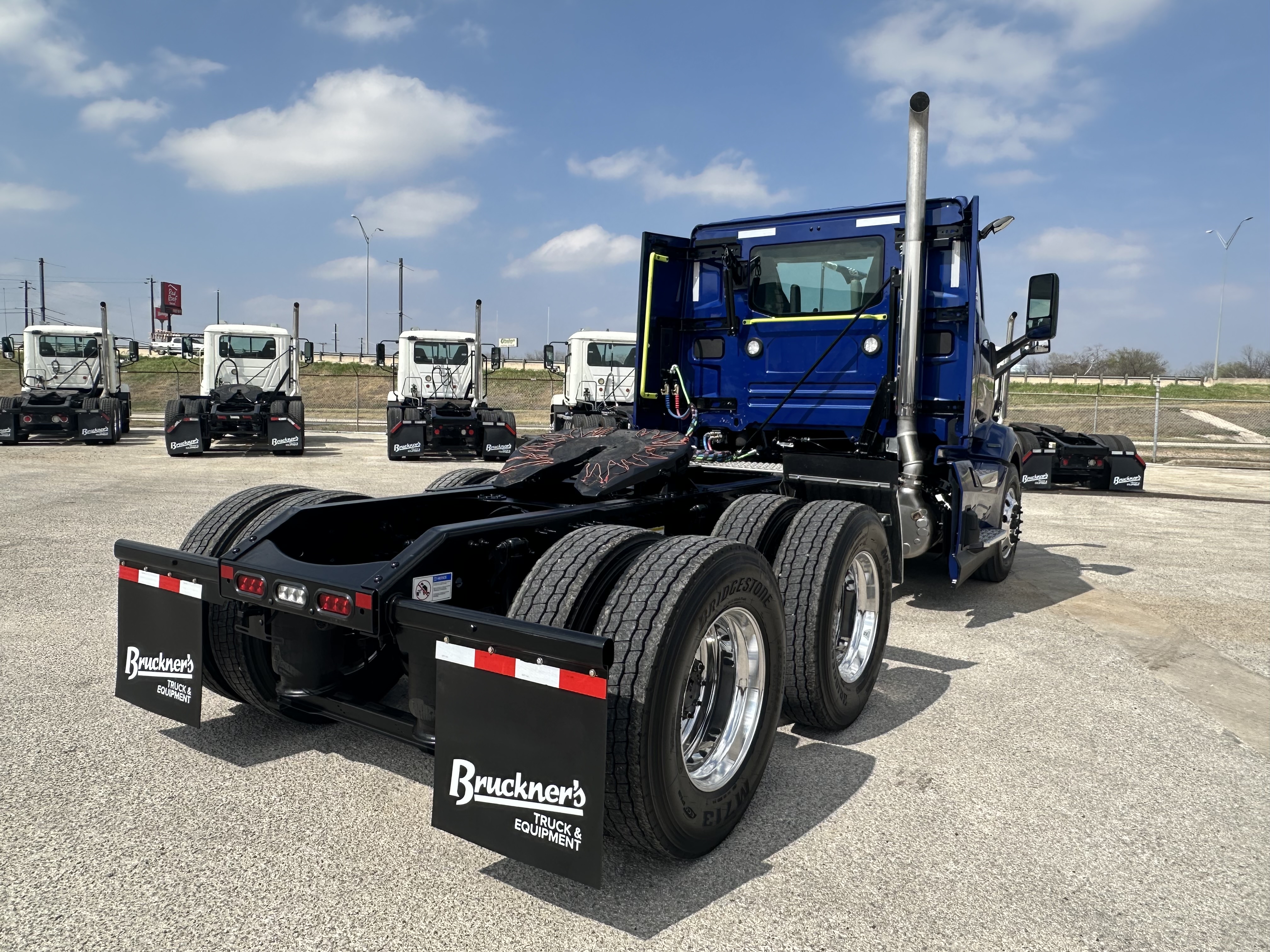 2027 Volvo - image 4