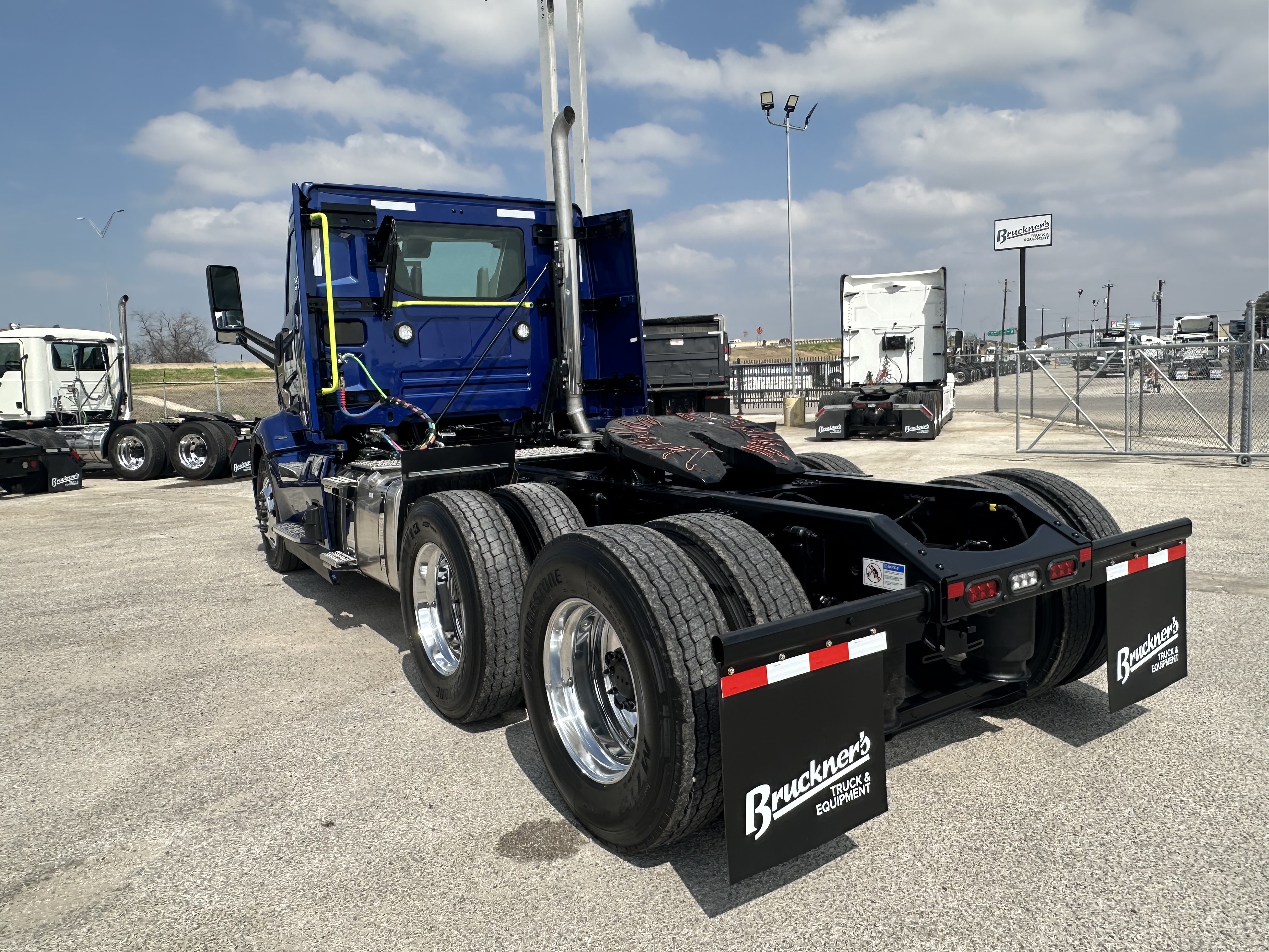 2027 Volvo - image 6