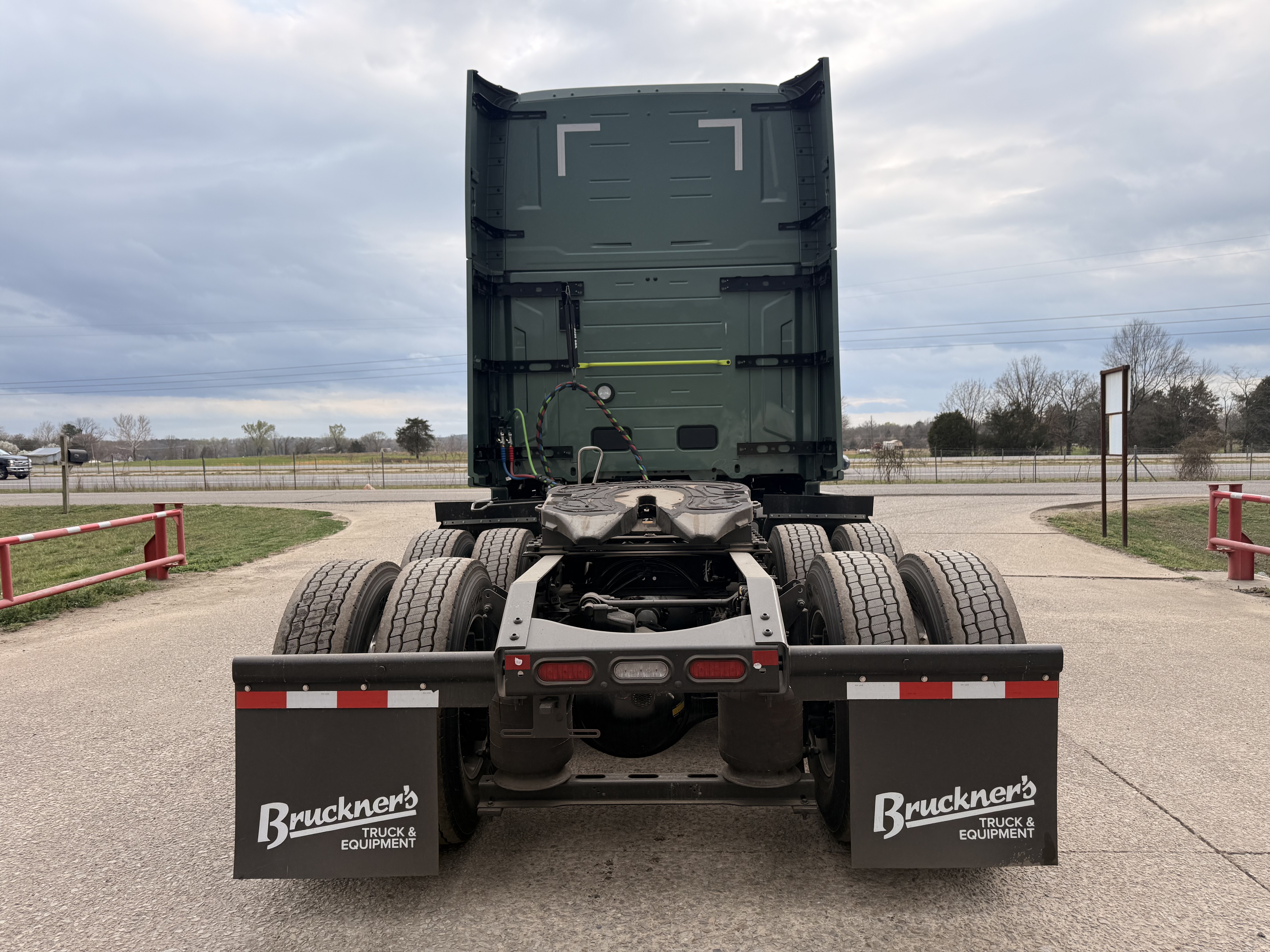 2027 Volvo - image 5