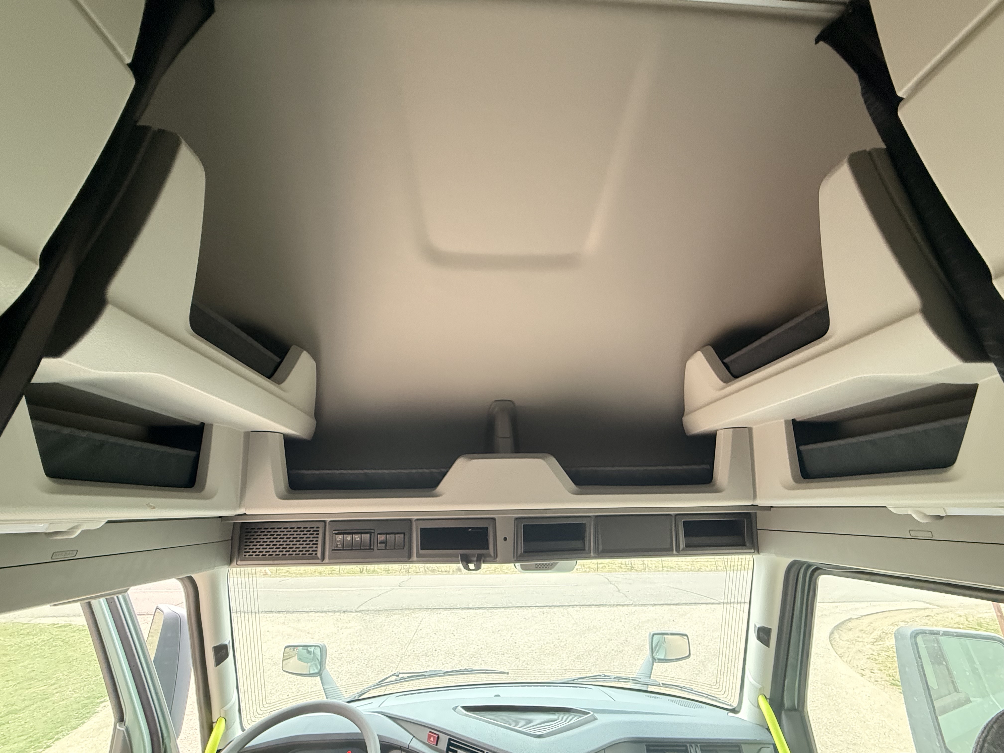 2027 Volvo - image 10