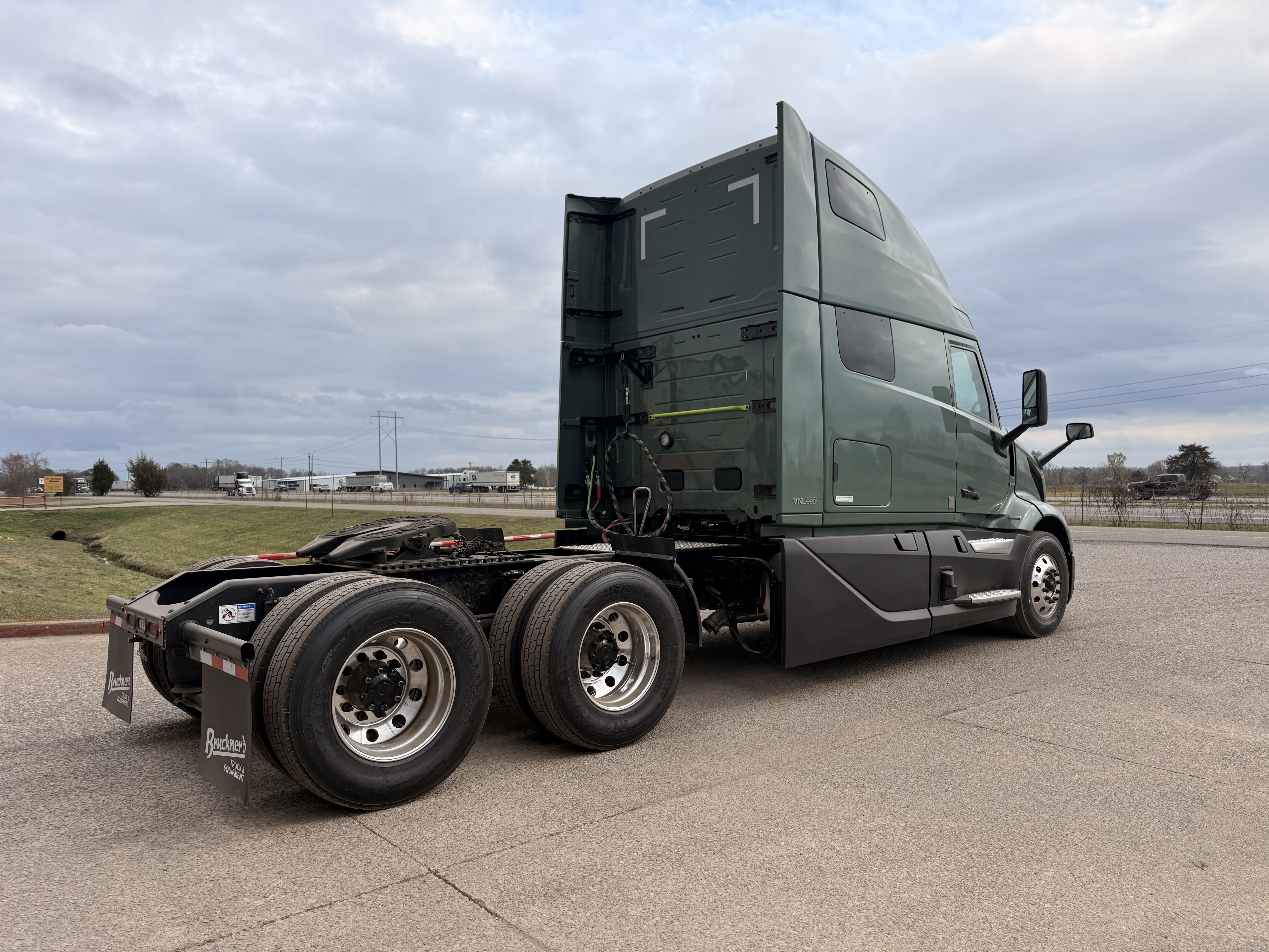 2027 Volvo - image 5