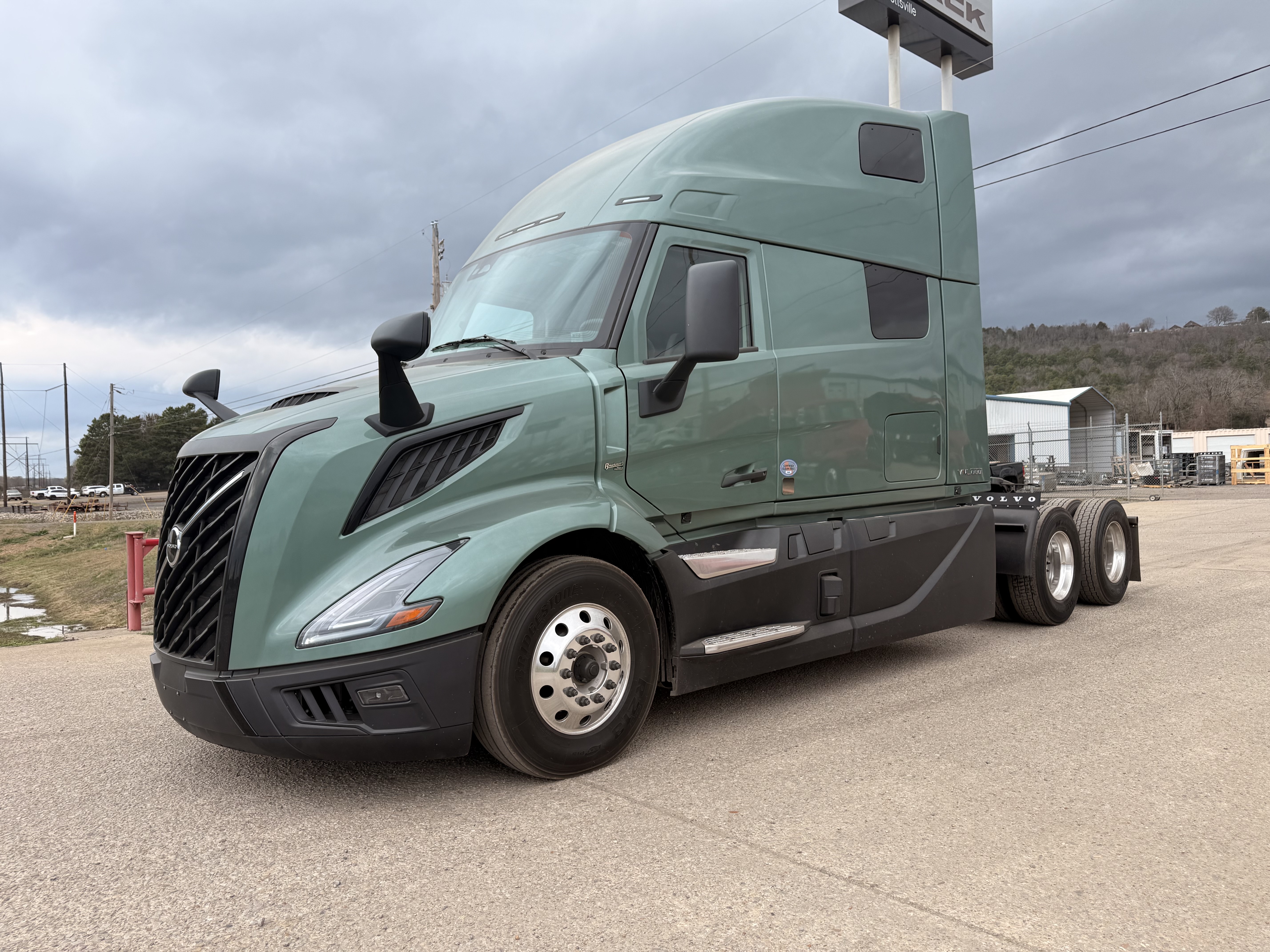 2027 Volvo - image 6