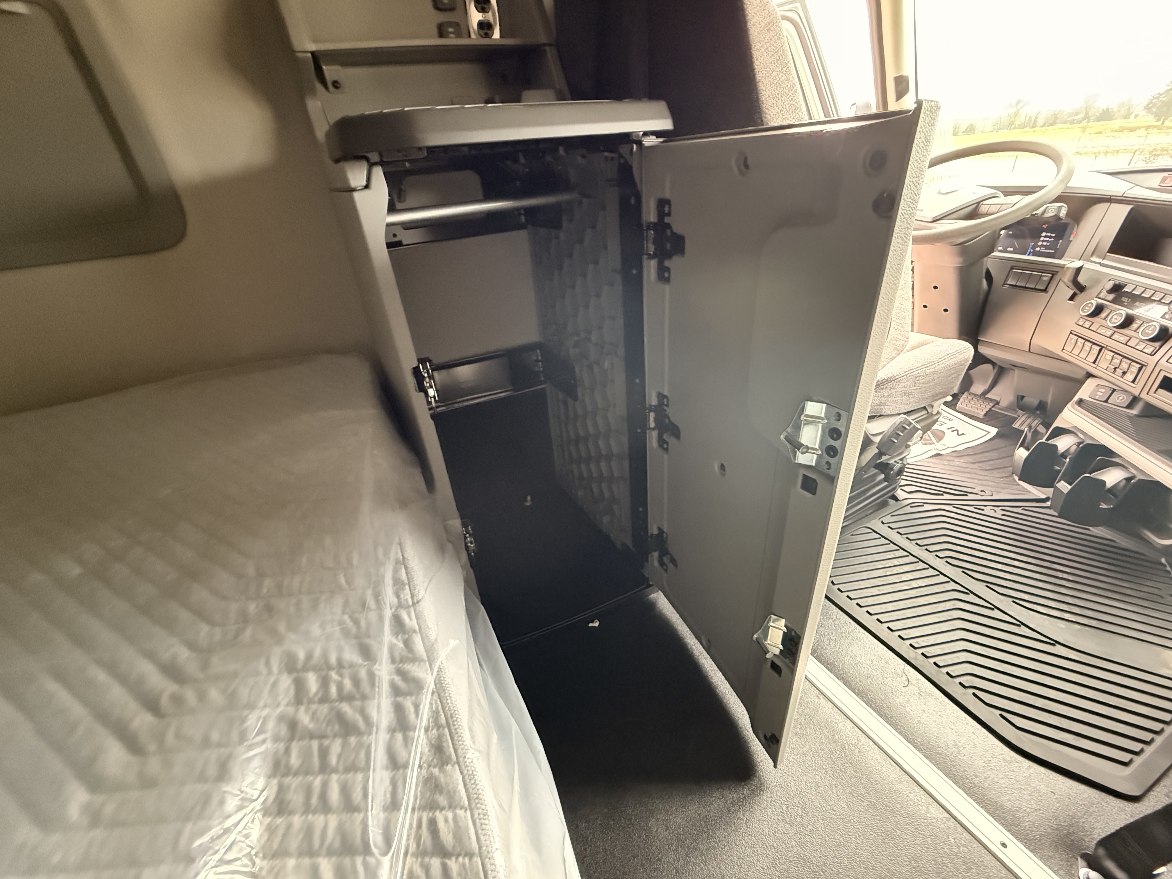 2027 Volvo - image 10