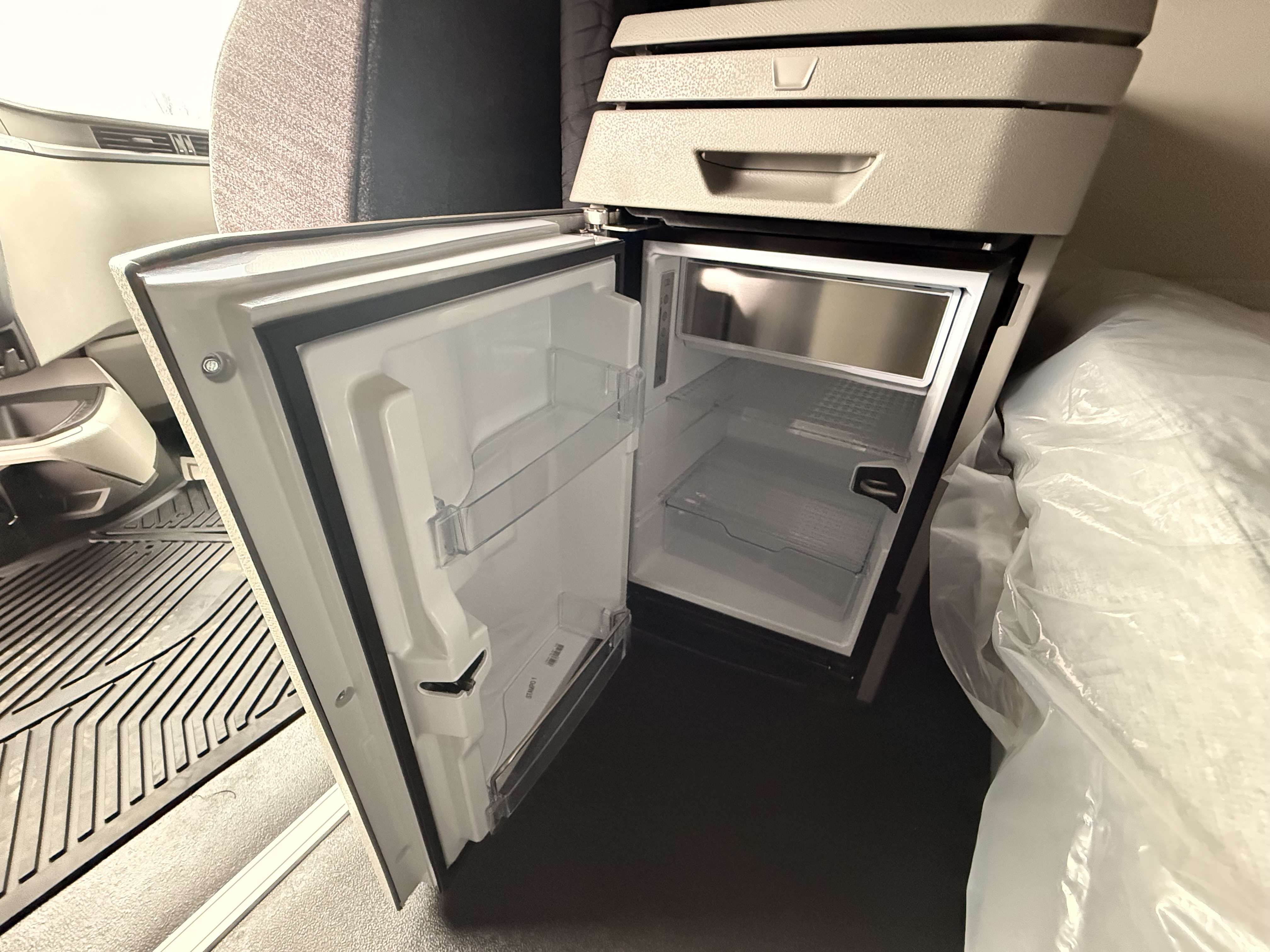 2027 Volvo - image 8