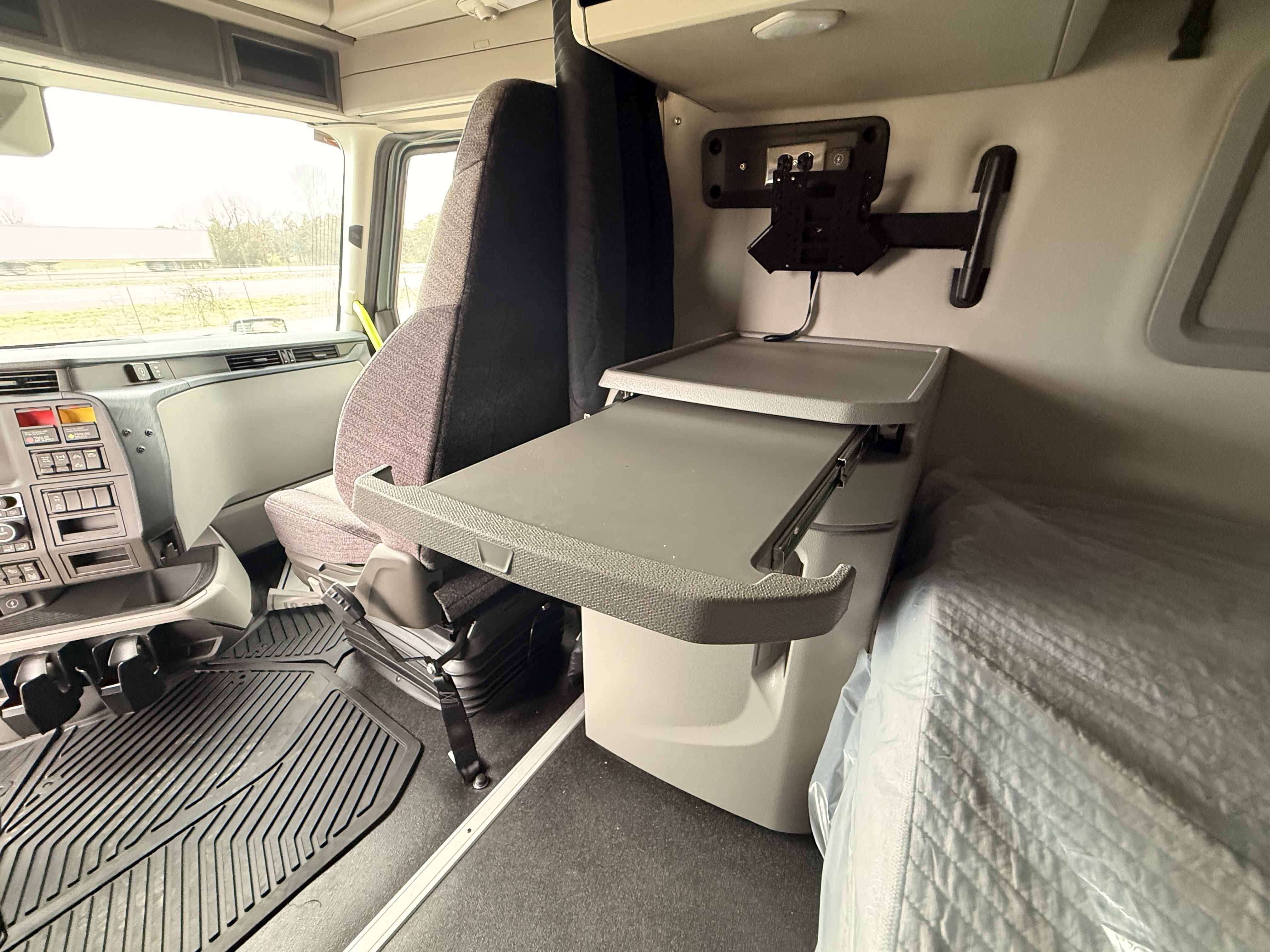 2027 Volvo - image 11