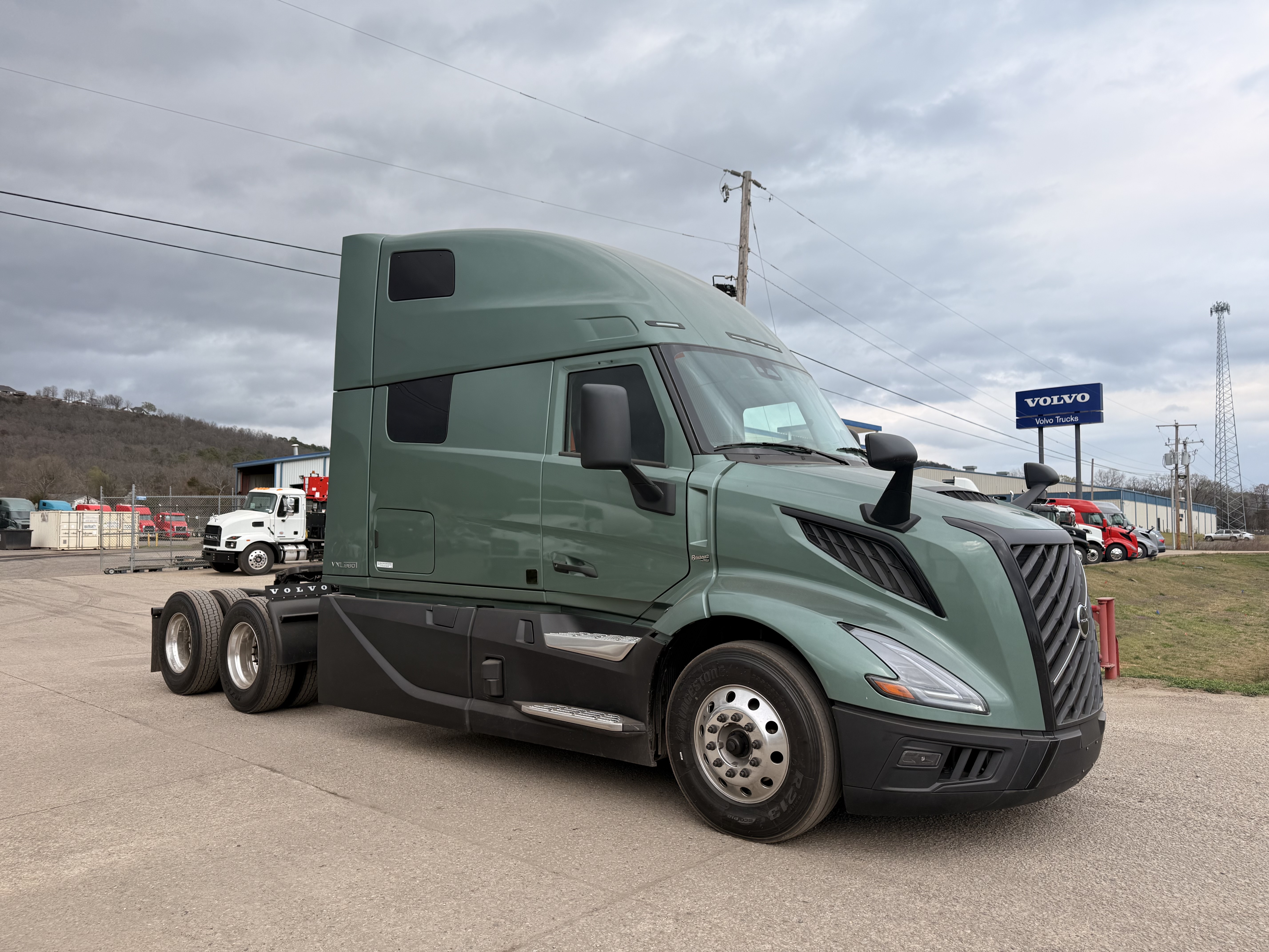 2027 Volvo - image 3