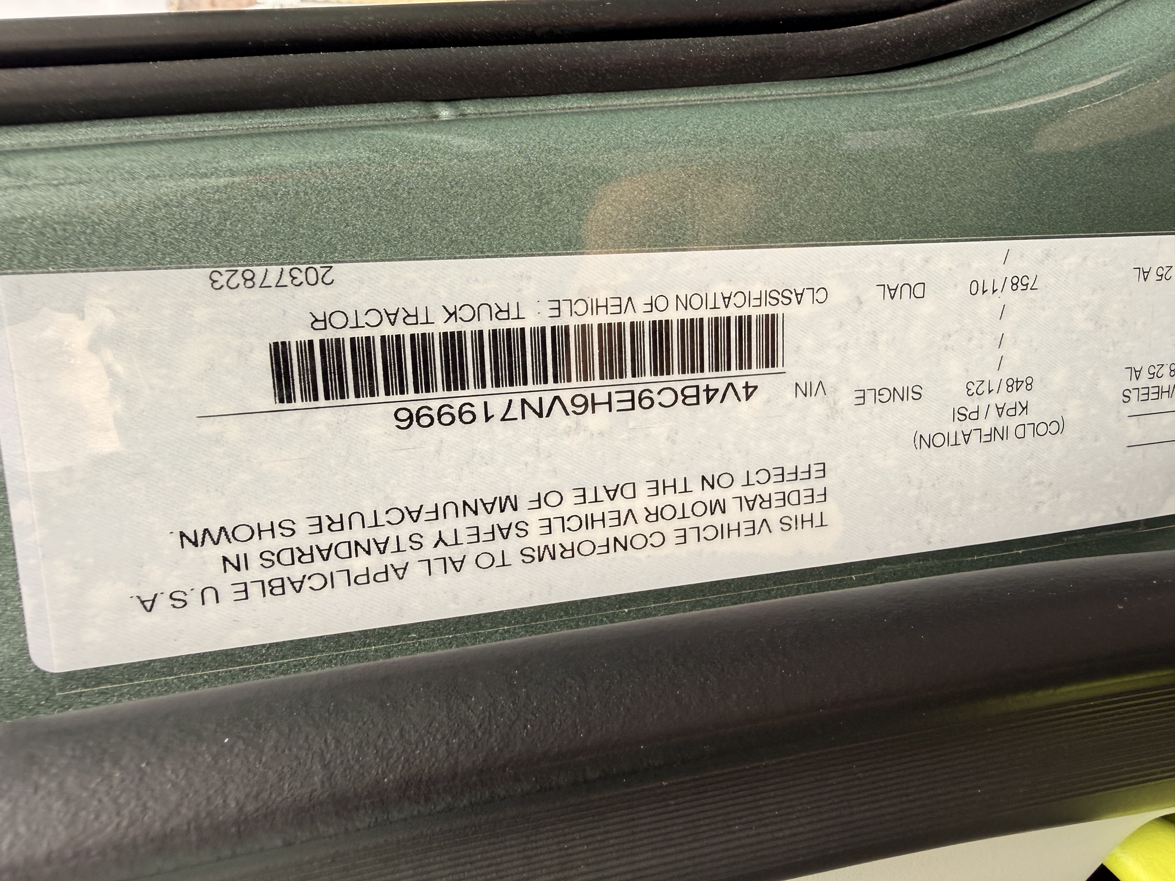 2027 Volvo - image 15