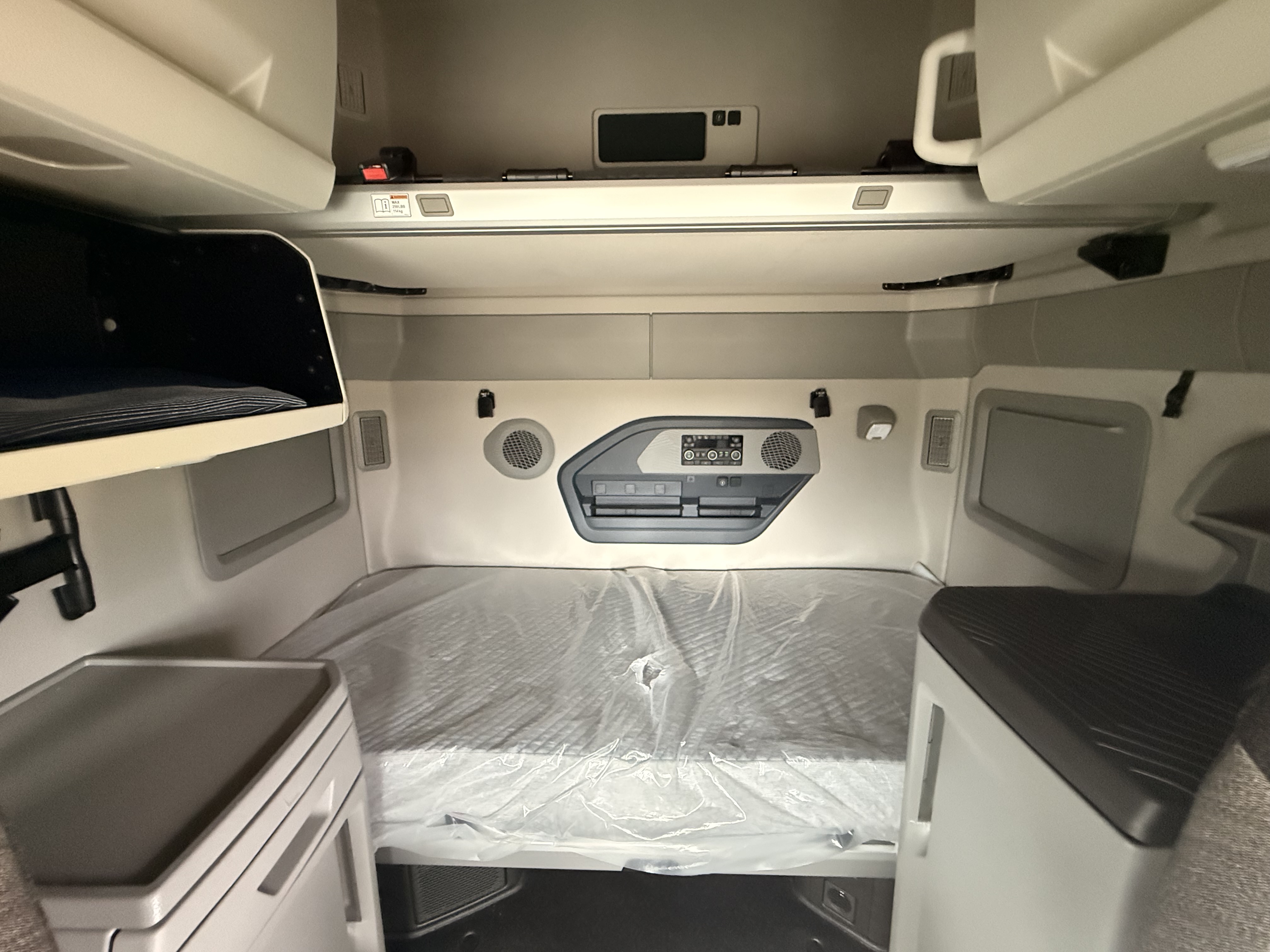 2027 Volvo - image 9