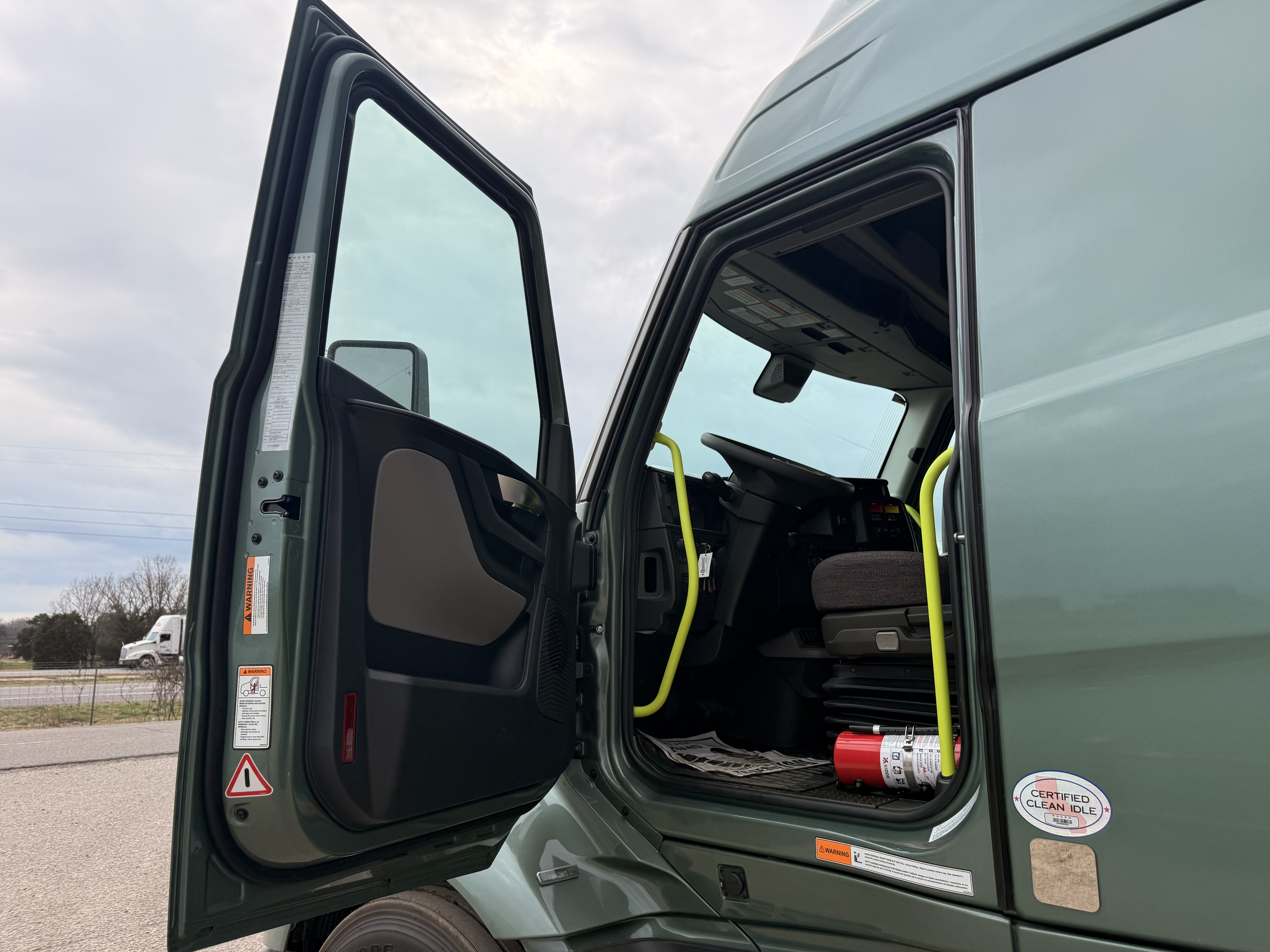 2027 Volvo - image 8