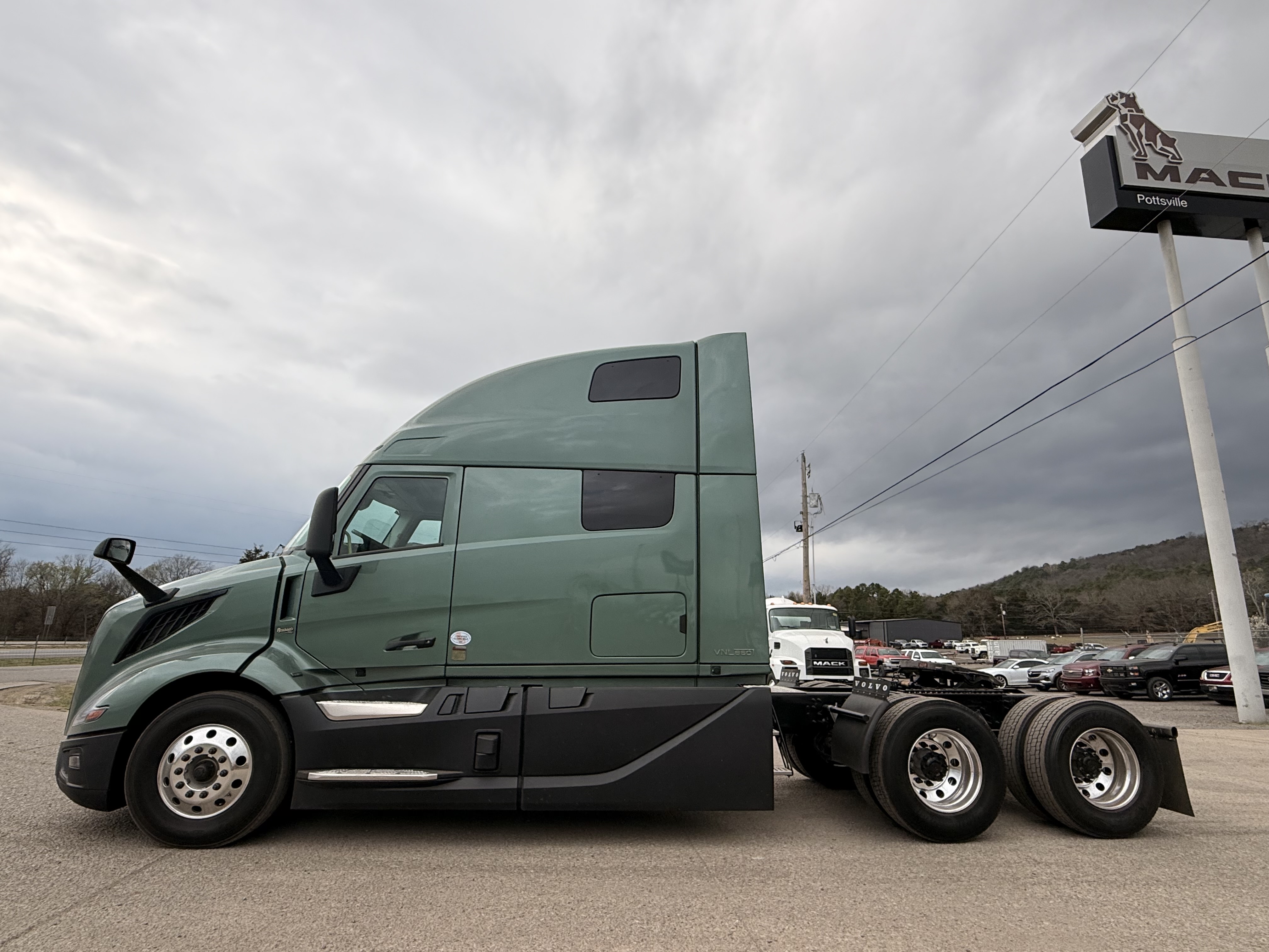 2027 Volvo - image 1